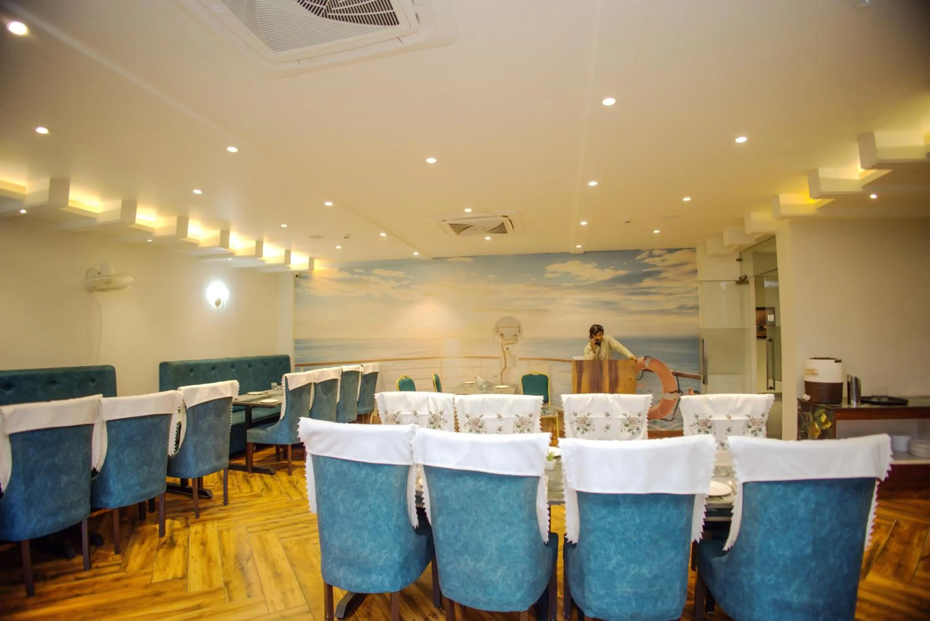 Restaurant/places to eat in Hotel Marine House