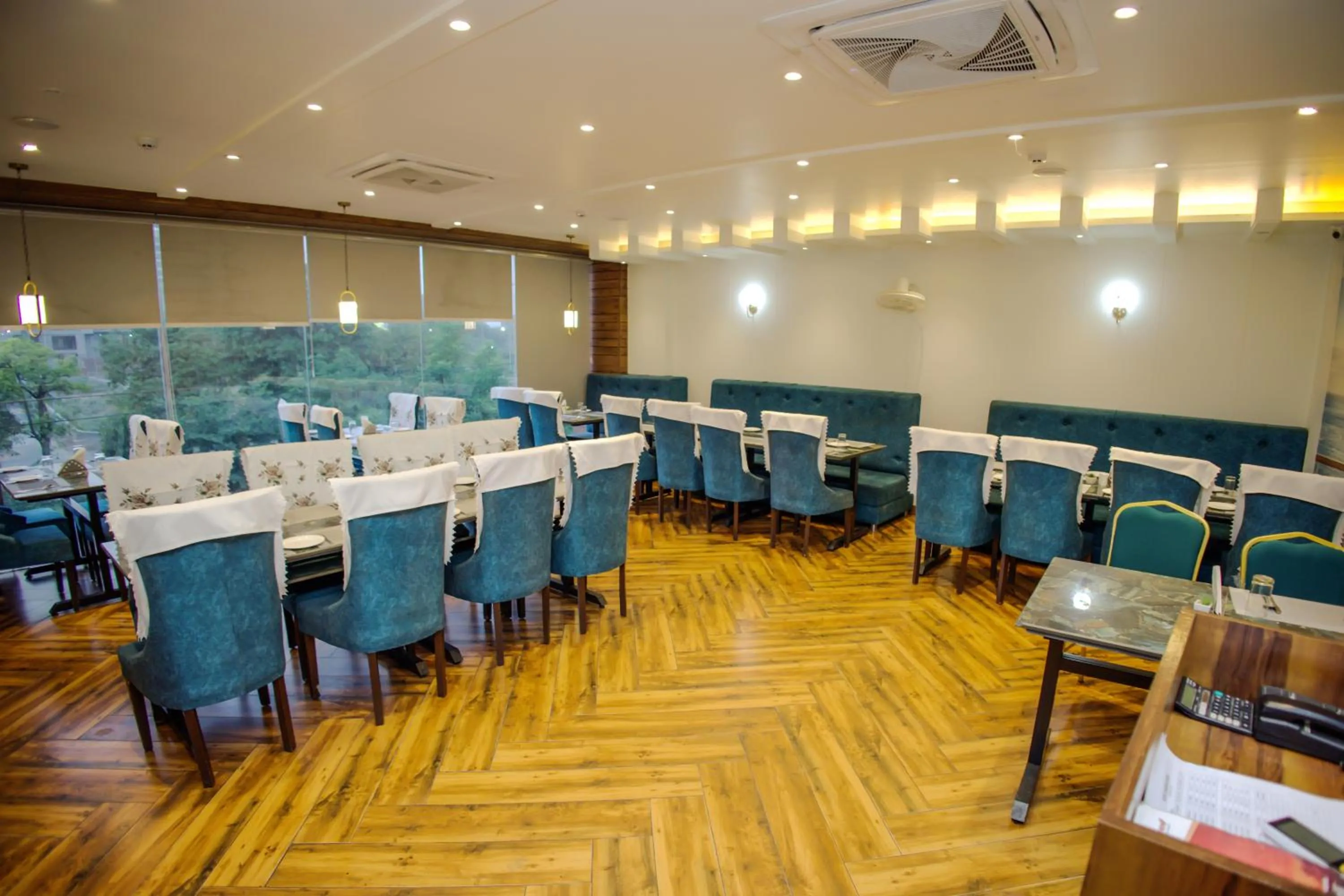 Restaurant/places to eat in Hotel Marine House