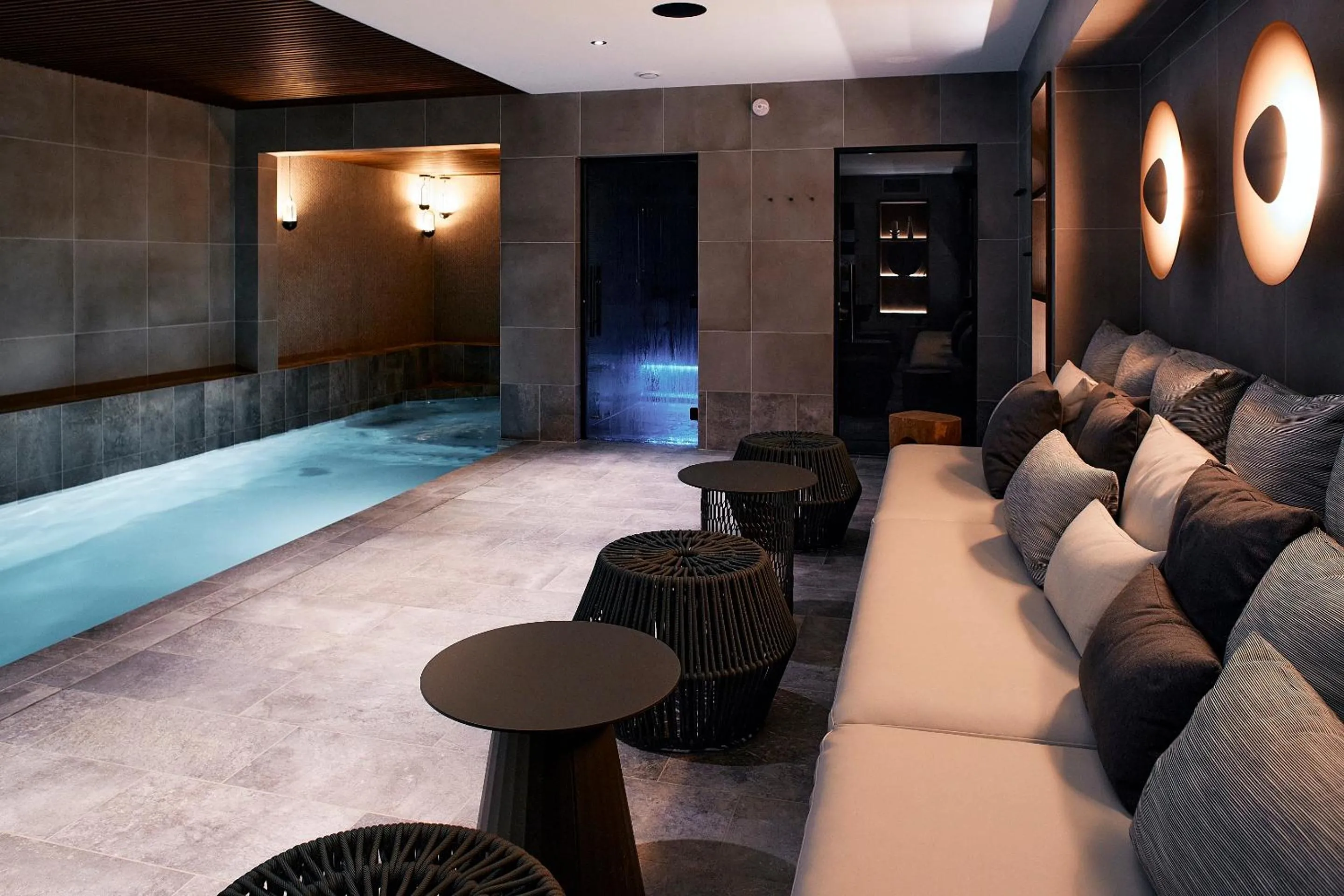 Swimming pool in Le Bellune Paris