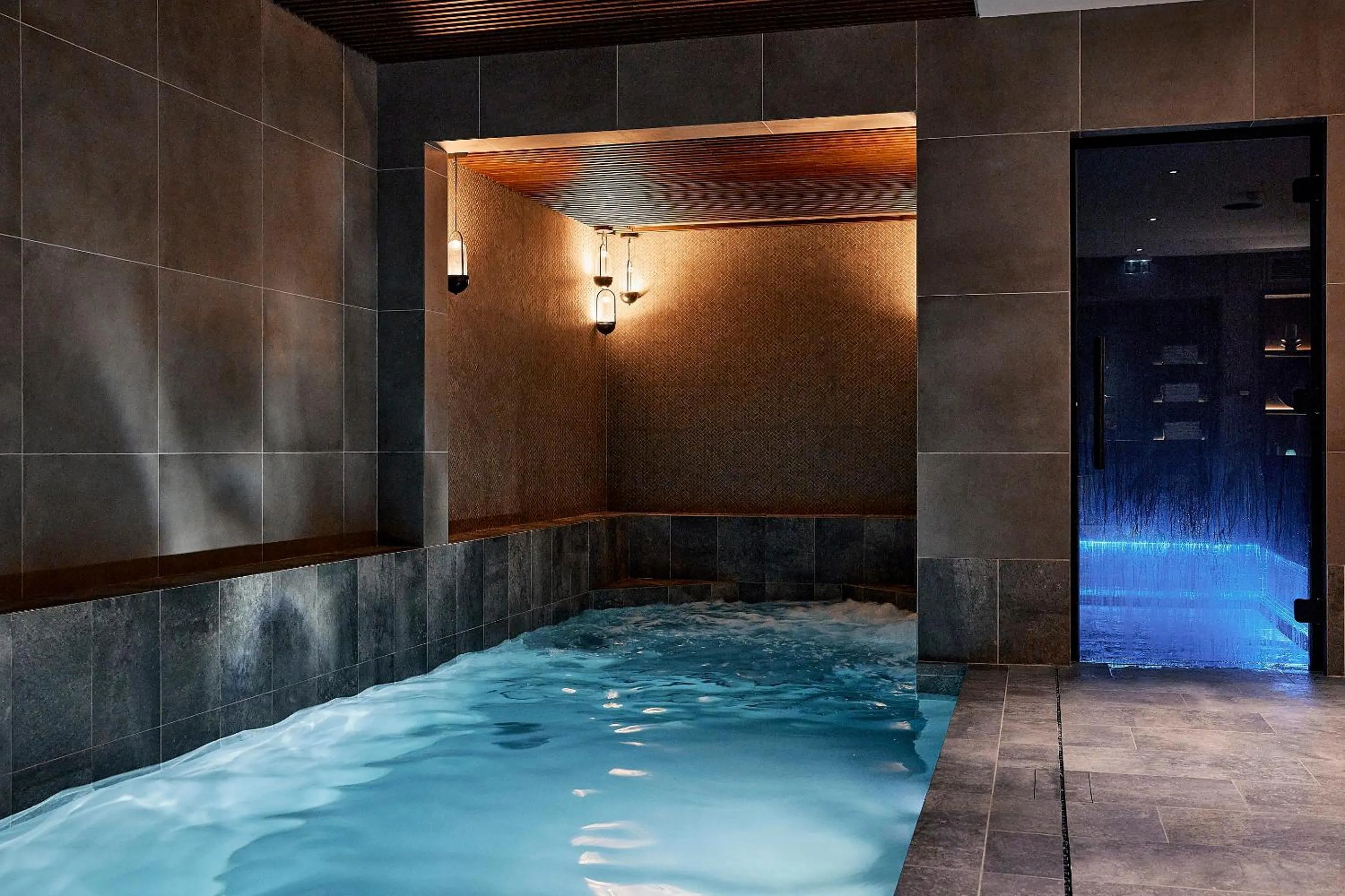 Swimming pool in Le Bellune Paris