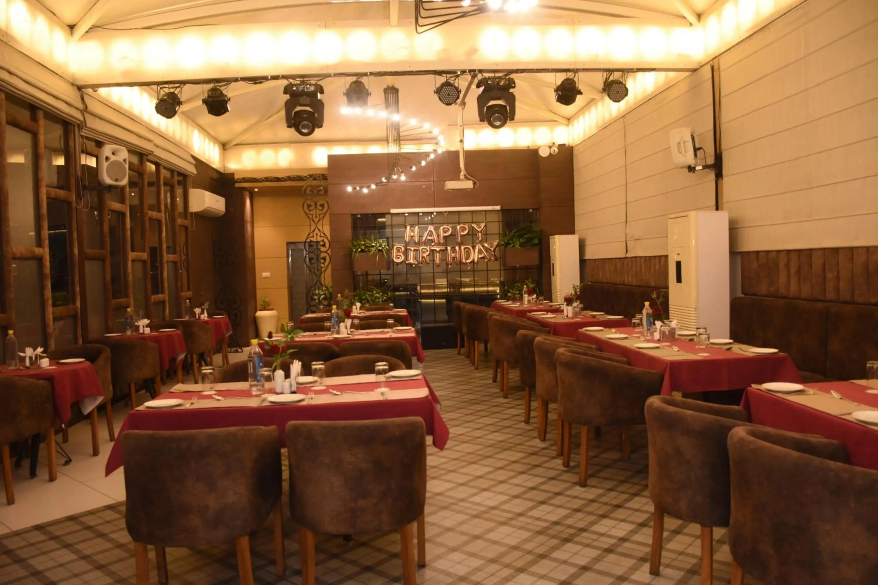 Restaurant/places to eat in Hotel Gurveer Royal