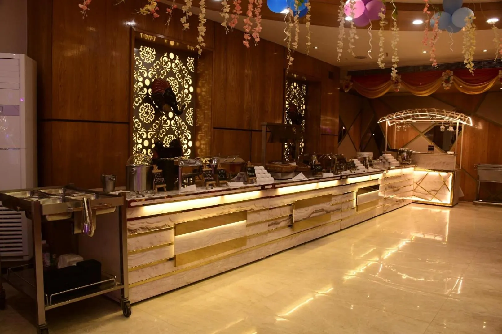 Restaurant/places to eat in Hotel Gurveer Royal