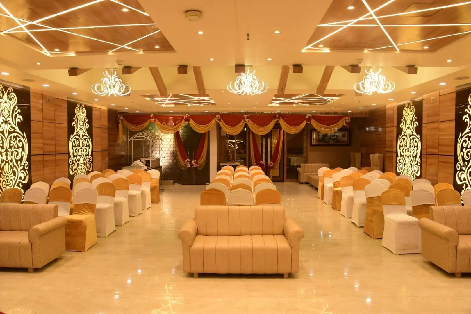 Restaurant/places to eat in Hotel Gurveer Royal