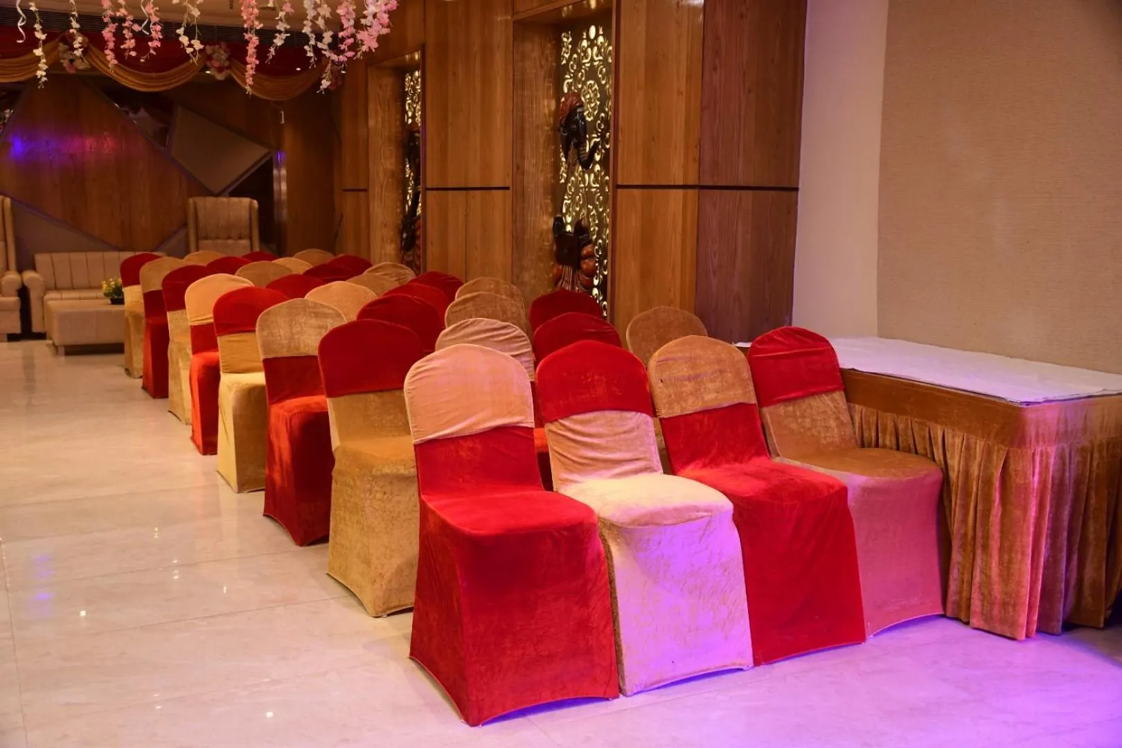 Restaurant/places to eat in Hotel Gurveer Royal