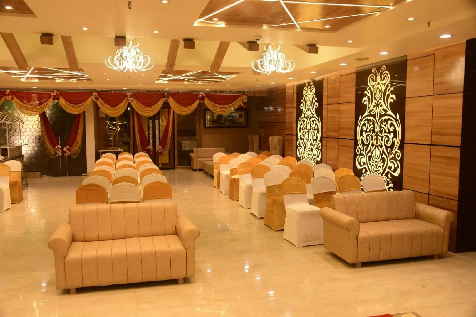 Restaurant/places to eat in Hotel Gurveer Royal