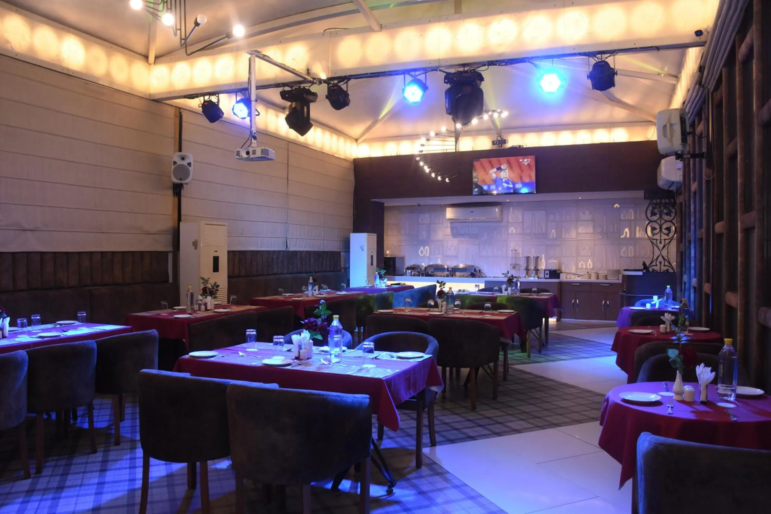 Restaurant/places to eat in Hotel Gurveer Royal