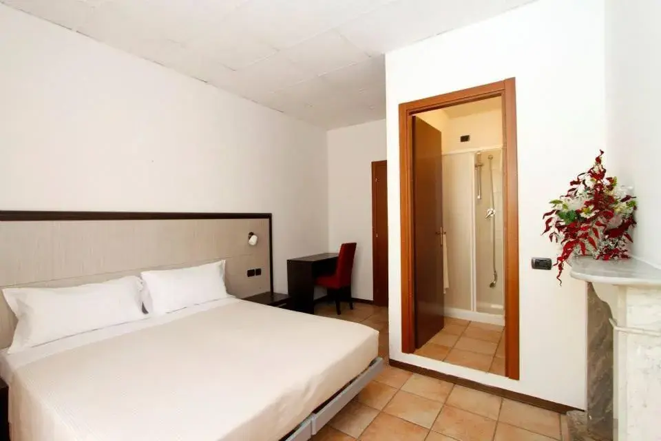 Double Room with Private Bathroom in Albergo Maccagno Double Room with Private Bathroom in Albergo Maccagno