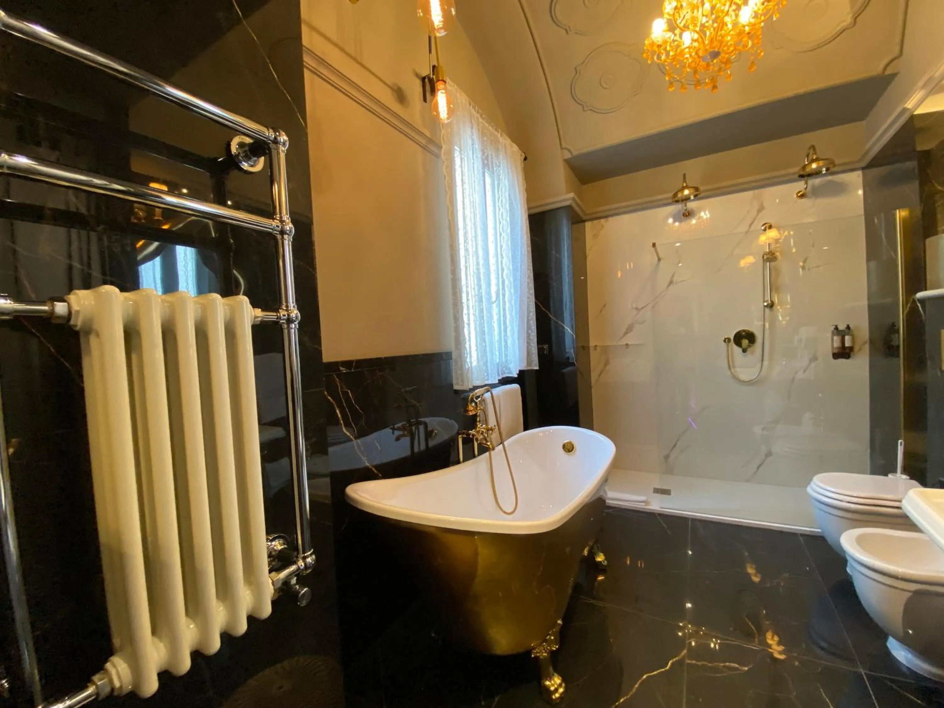 Bathroom in Residenze Romano Ristorante & Spa - albergo diffuso - RED