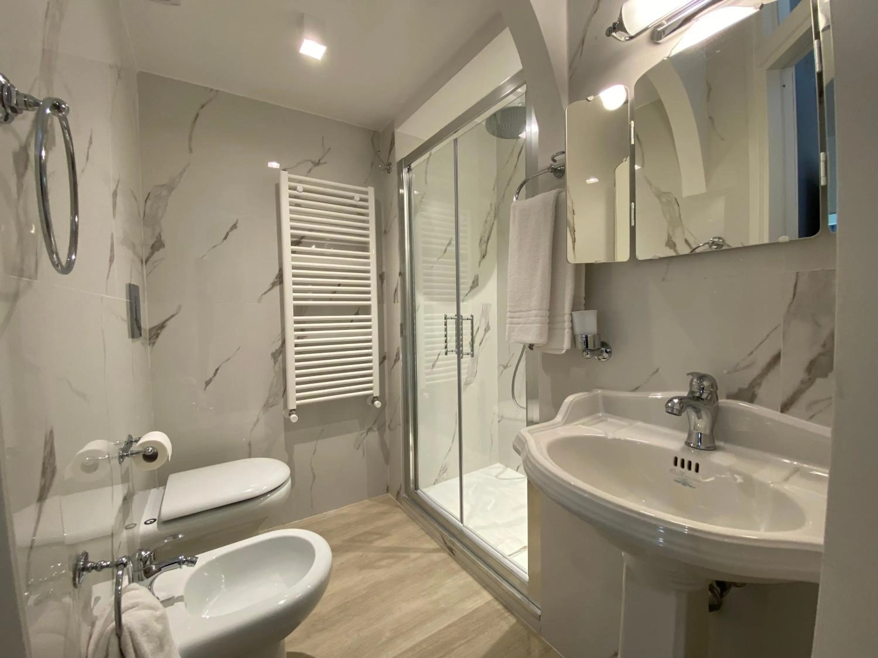 Bathroom in Residenze Romano Ristorante & Spa - albergo diffuso - RED