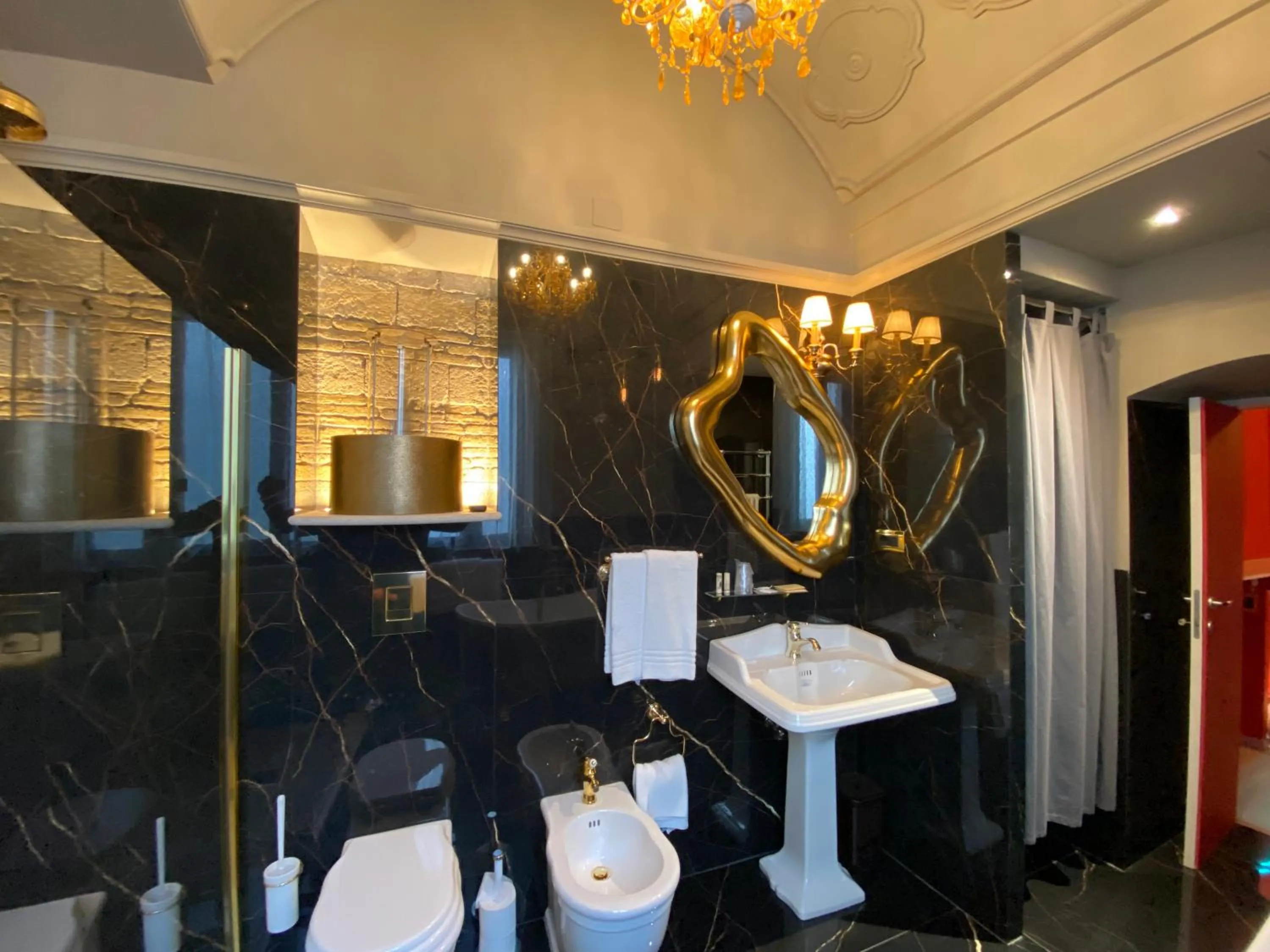 Shower in Residenze Romano Ristorante & Spa - albergo diffuso - RED