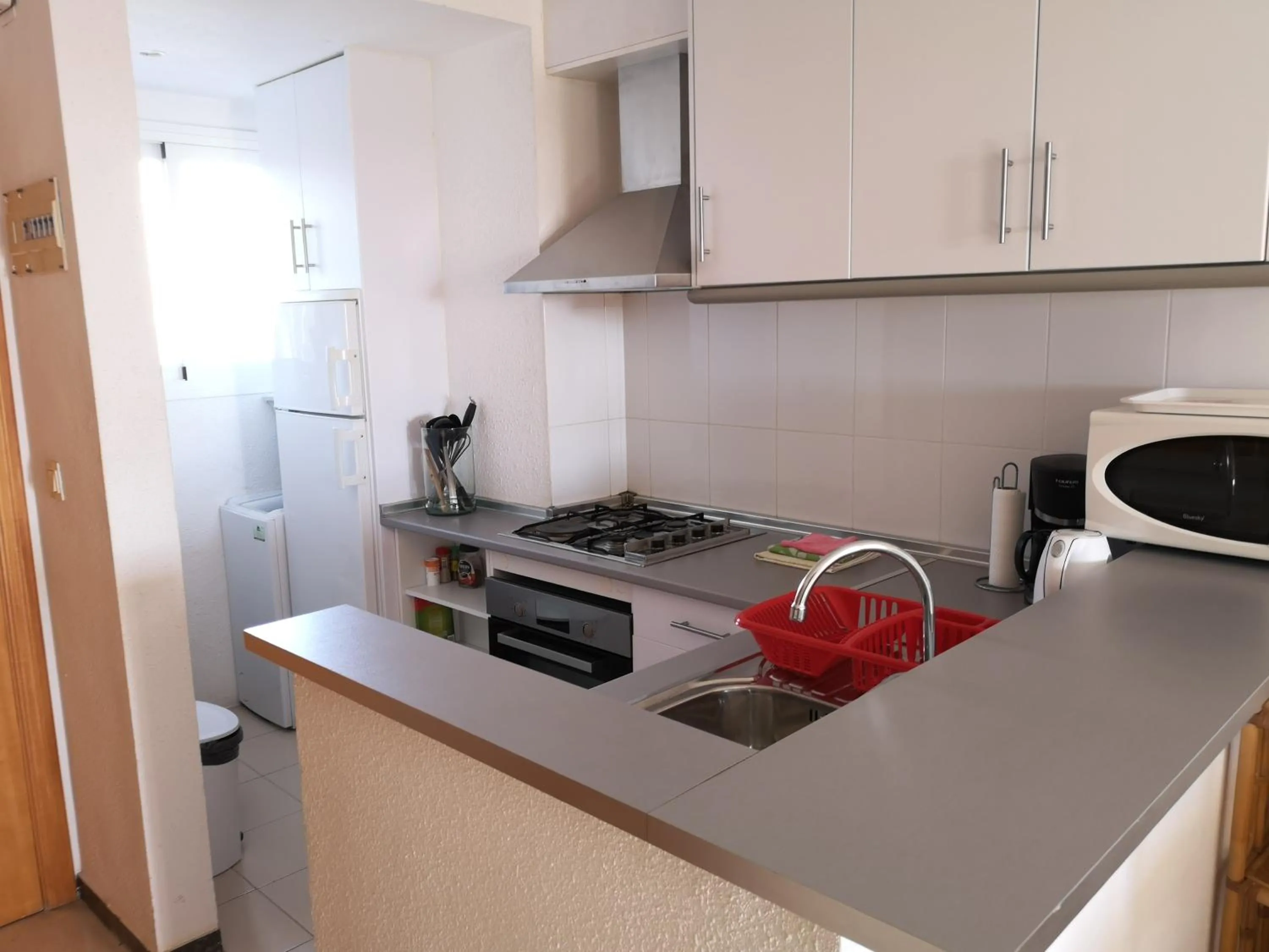 Kitchen or kitchenette in Acogedor apartamento frente al mar con piscina
