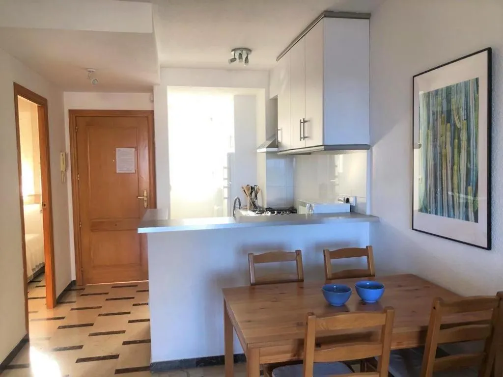Kitchen or kitchenette in Acogedor apartamento frente al mar con piscina