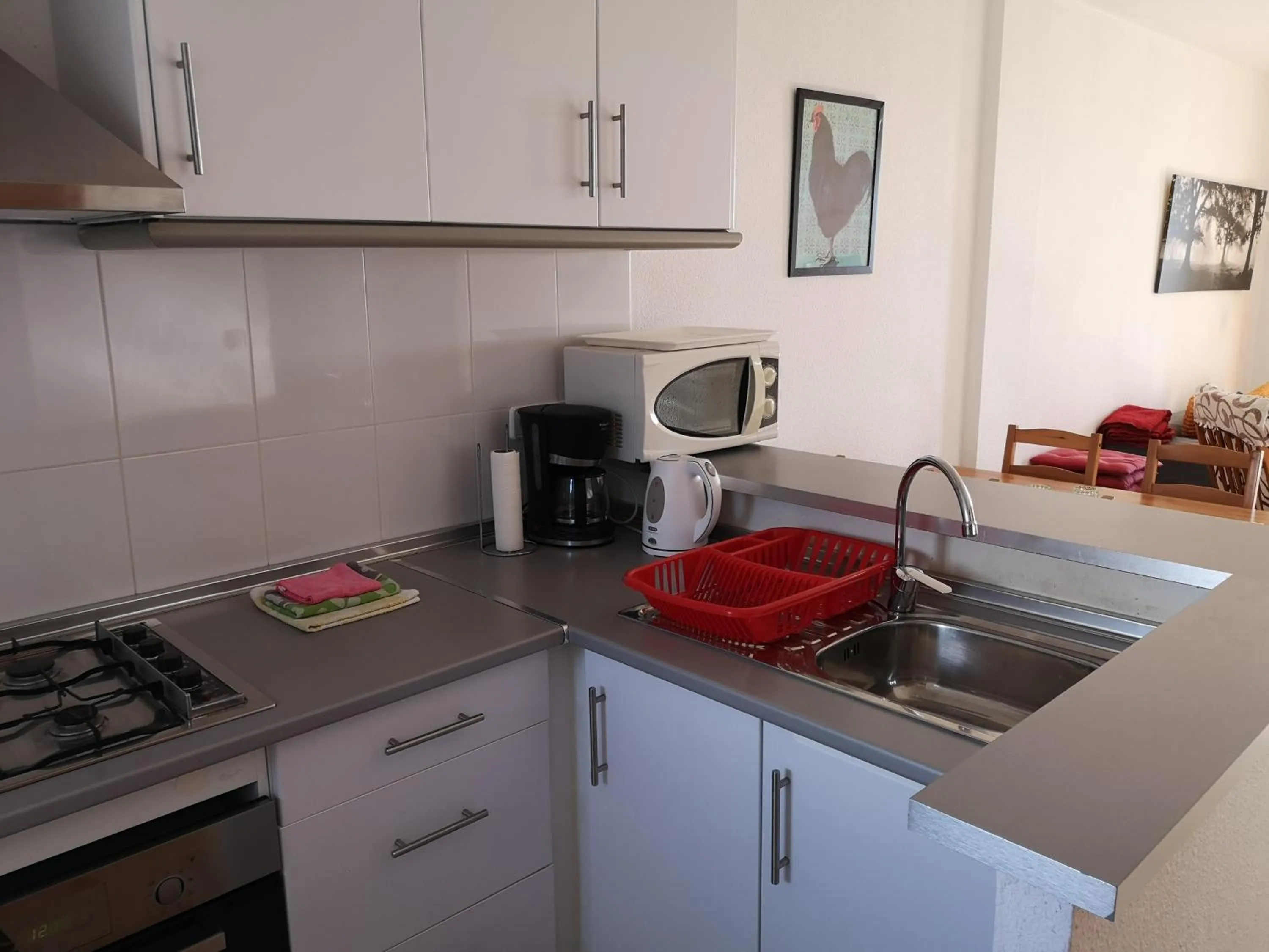 Kitchen or kitchenette in Acogedor apartamento frente al mar con piscina