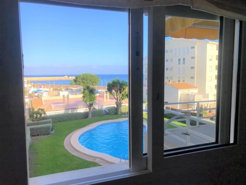 Sea view in Acogedor apartamento frente al mar con piscina