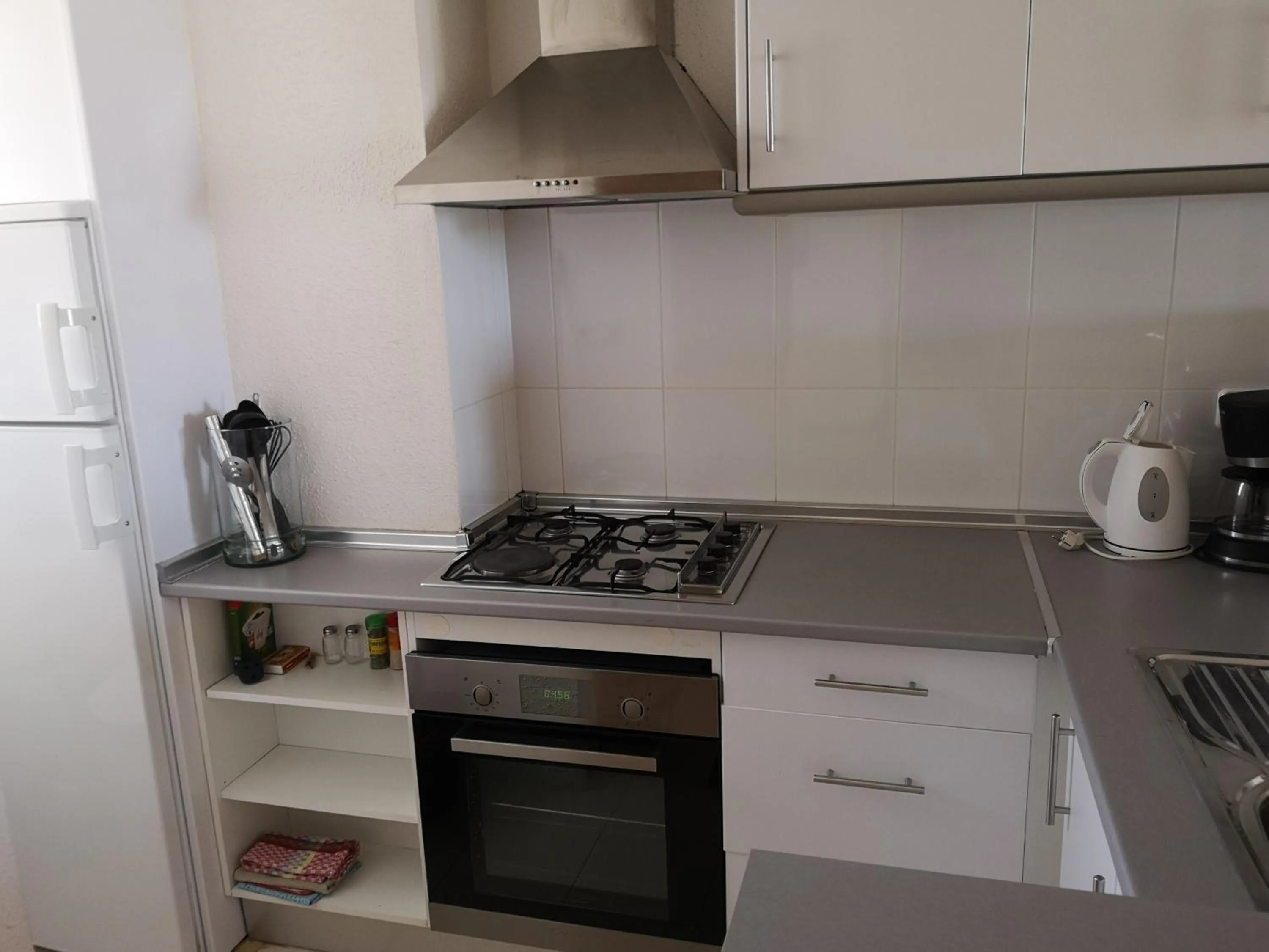 Kitchen or kitchenette in Acogedor apartamento frente al mar con piscina