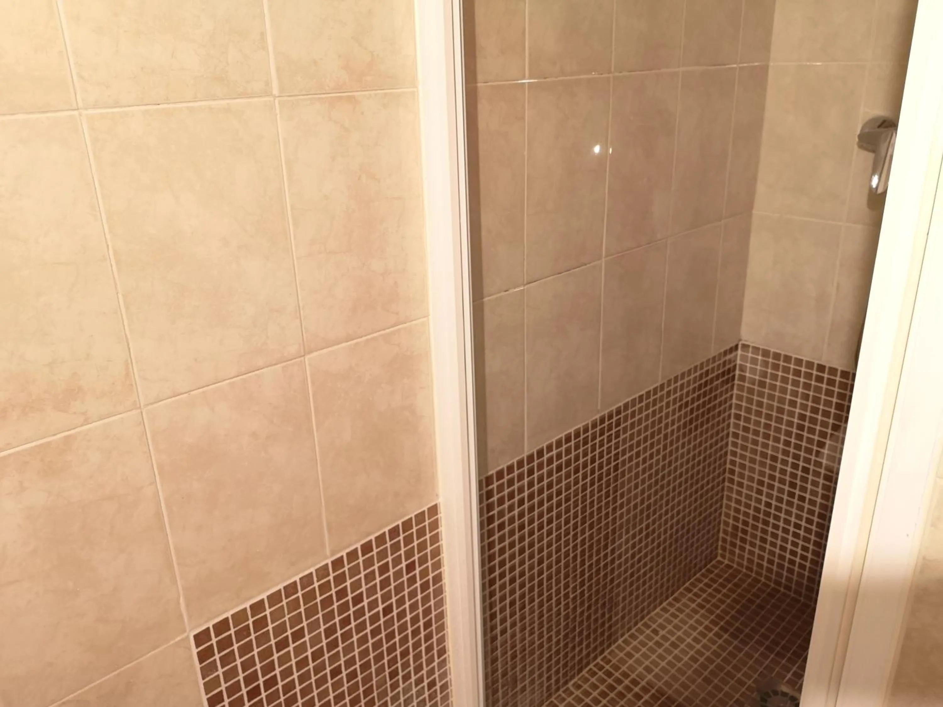 Shower in Acogedor apartamento frente al mar con piscina