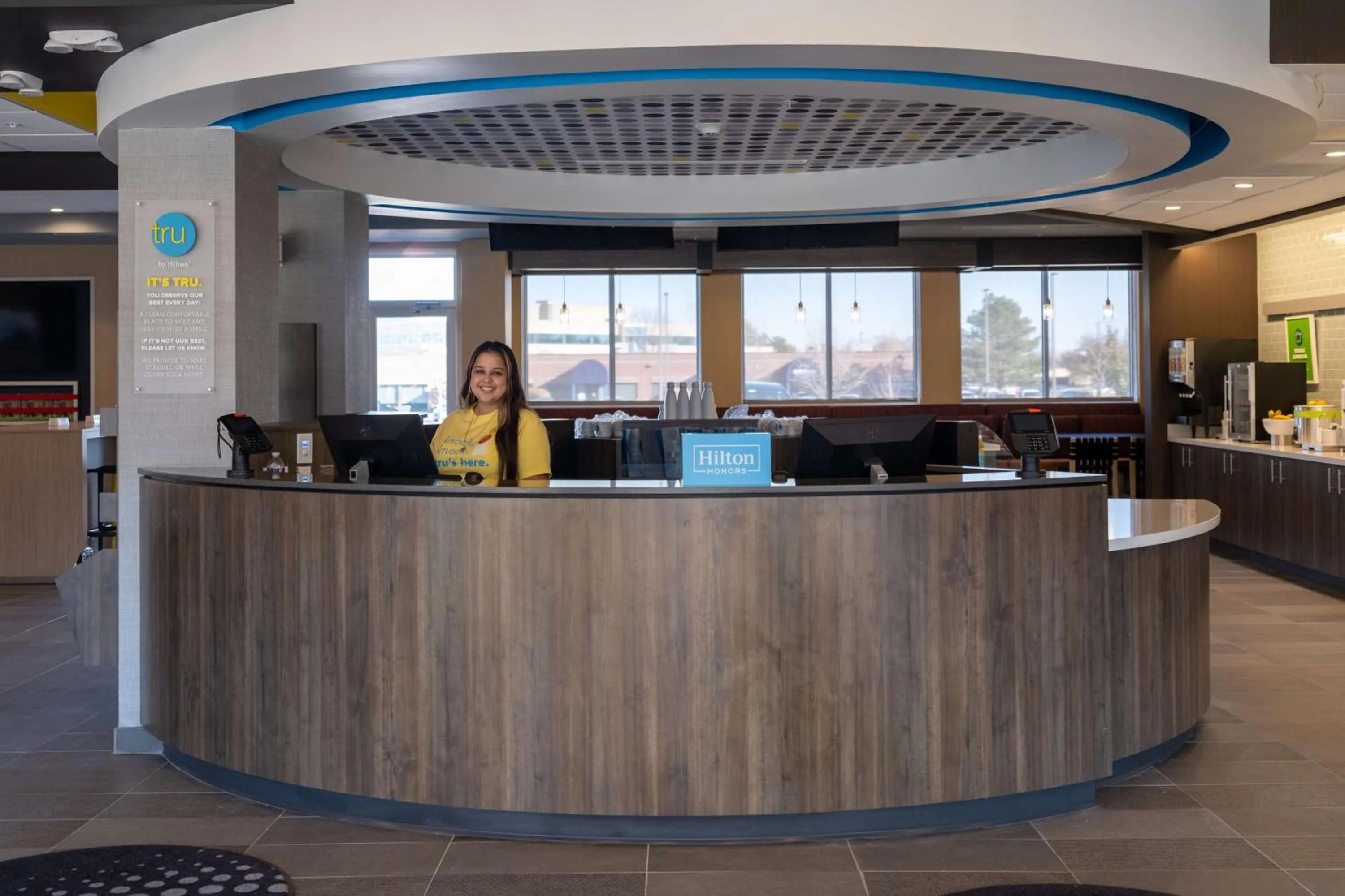 Lobby or reception in Tru By Hilton Naperville Chicago