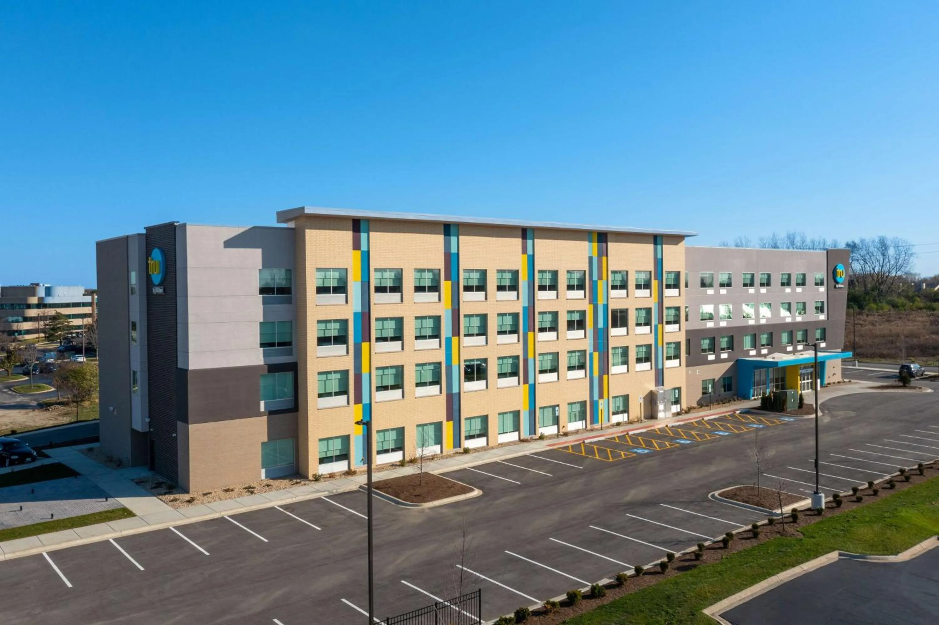 Property building in Tru By Hilton Naperville Chicago