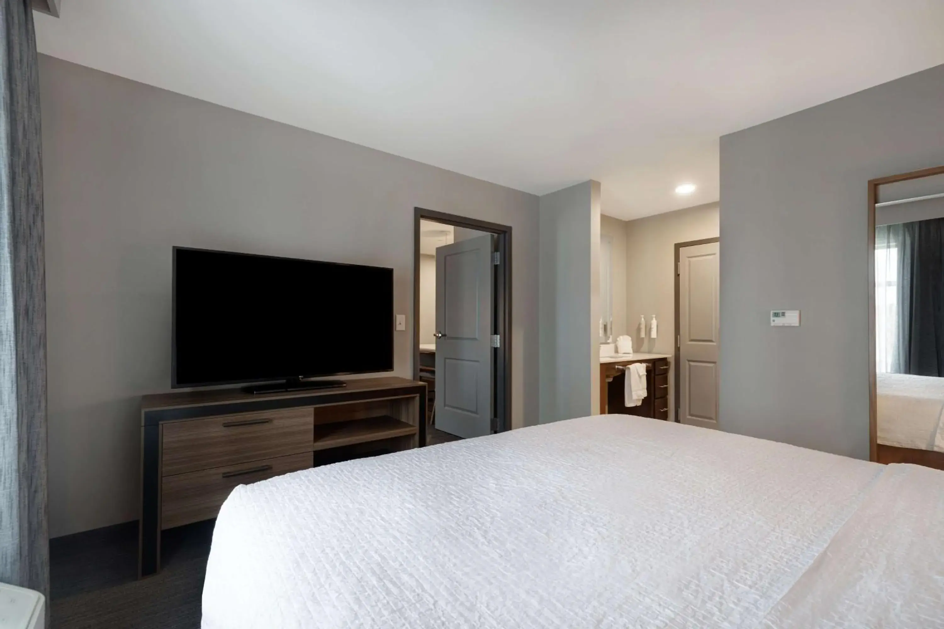 One-Bedroom King Suite in Homewood Suites By Hilton Oak Creek Milwaukee One-Bedroom King Suite in Homewood Suites By Hilton Oak Creek Milwaukee