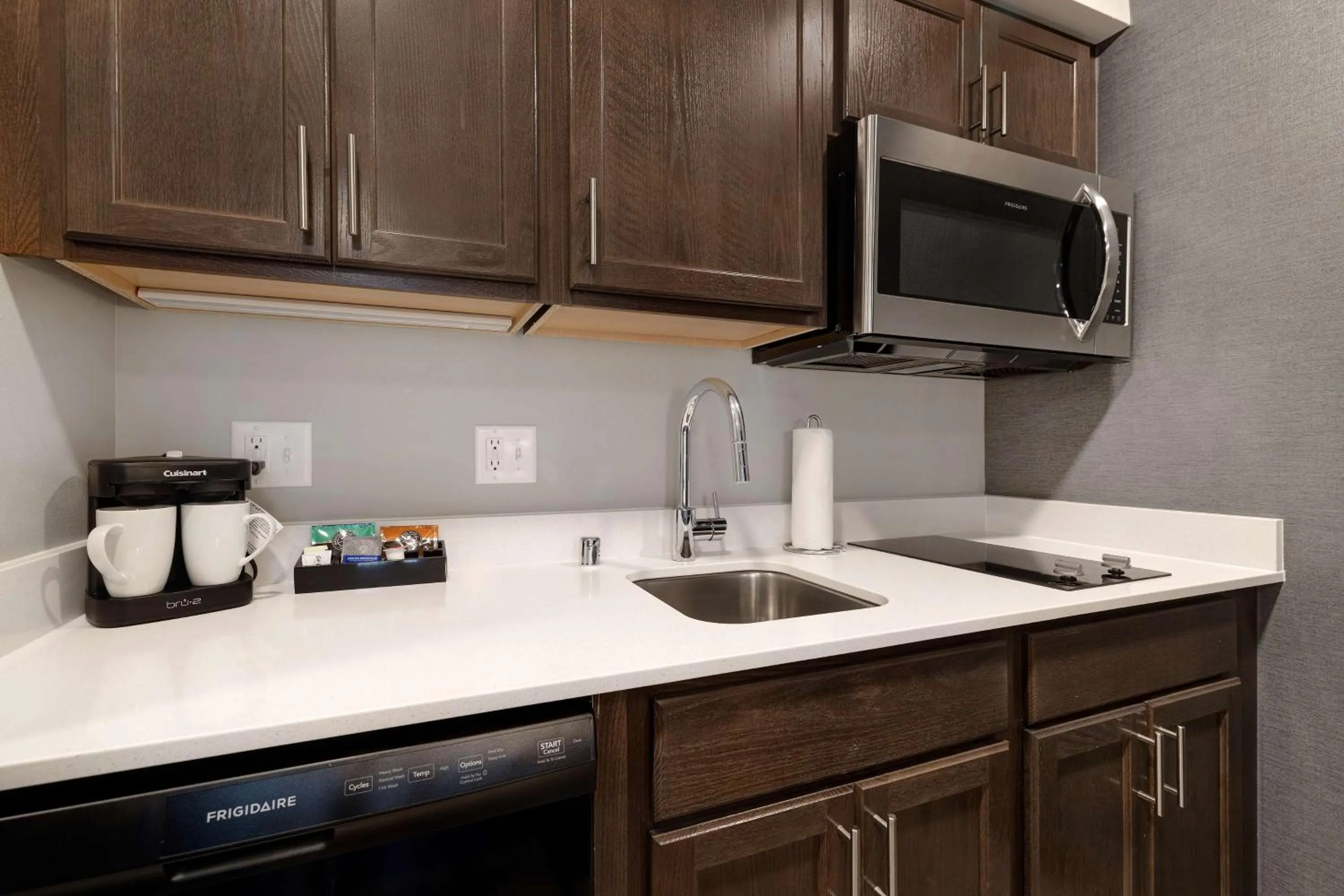 Kitchen or kitchenette in Homewood Suites By Hilton Oak Creek Milwaukee