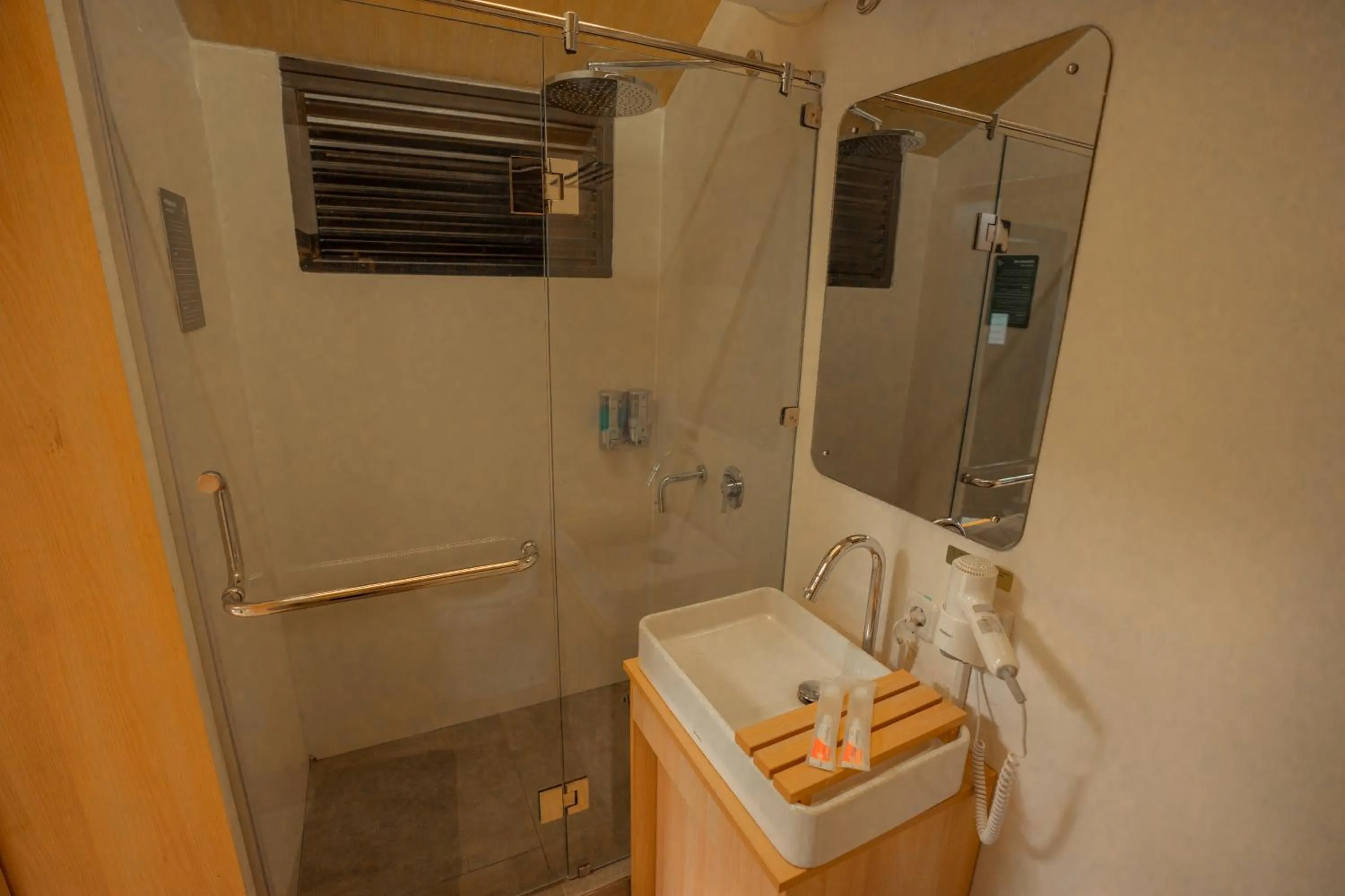 Shower in Bobocabin Cikole, Bandung