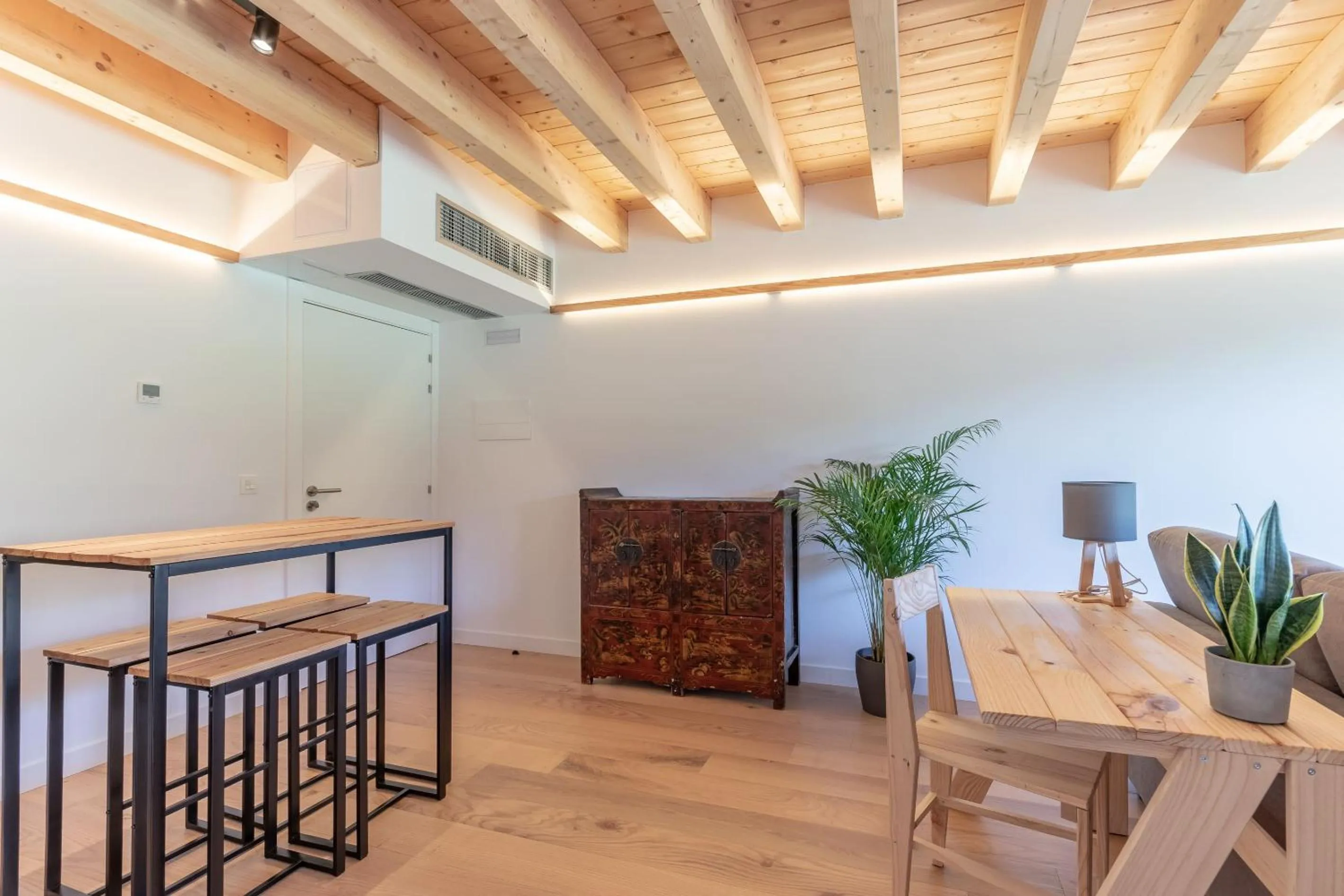 Photo of the whole room in Basoan