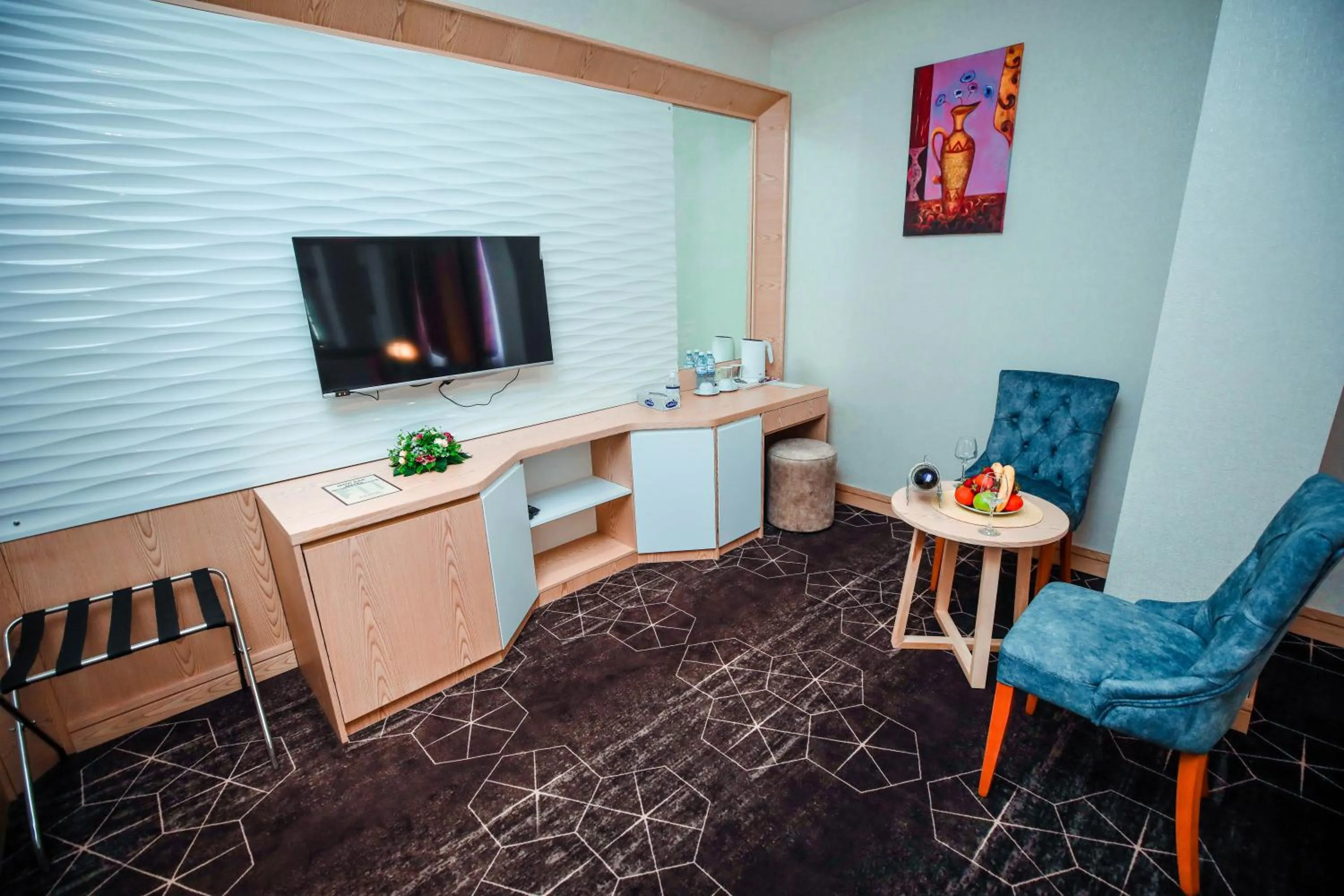 Communal lounge/ TV room in Regal Inn Badamdar Hotel