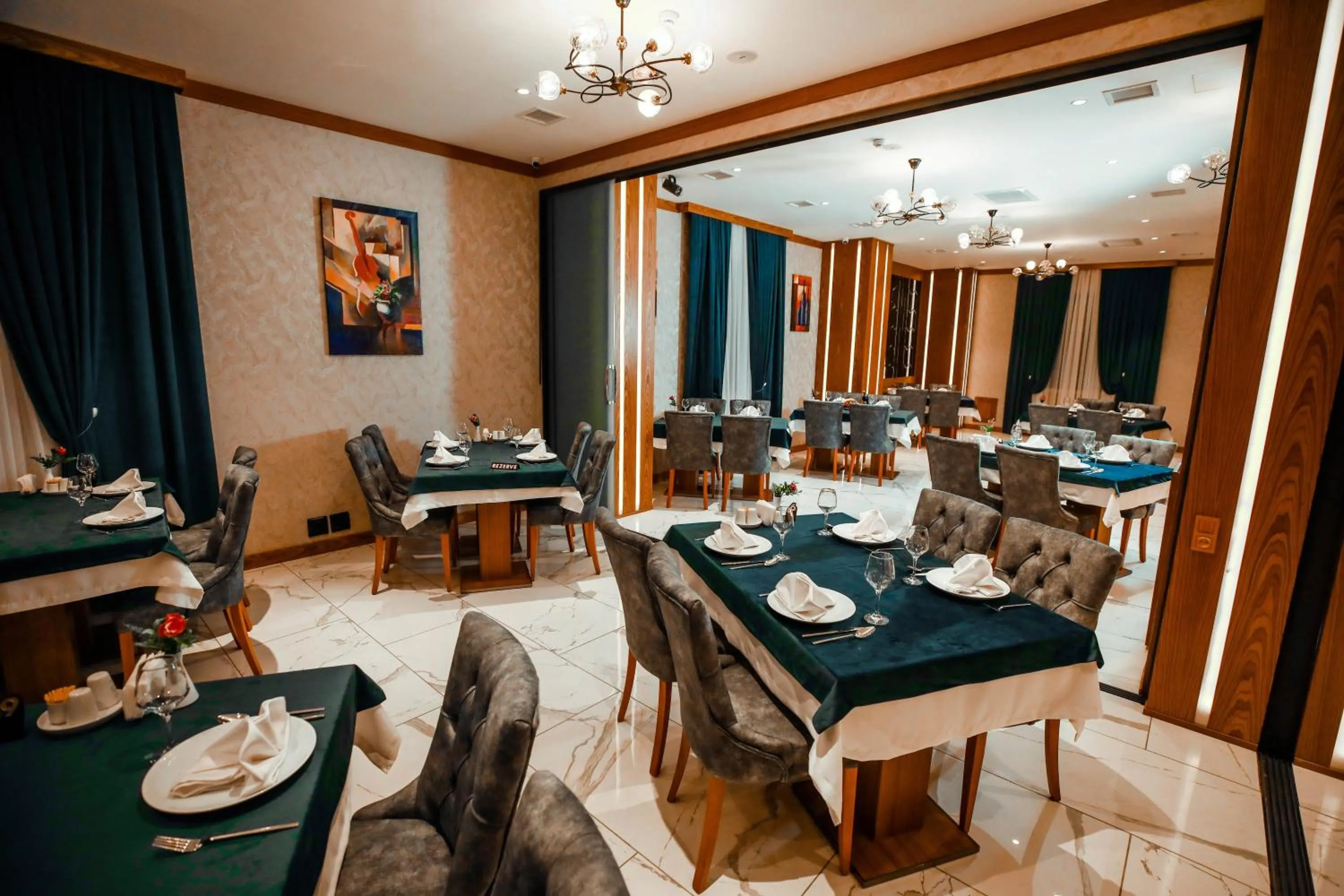 Restaurant/places to eat in Regal Inn Badamdar Hotel