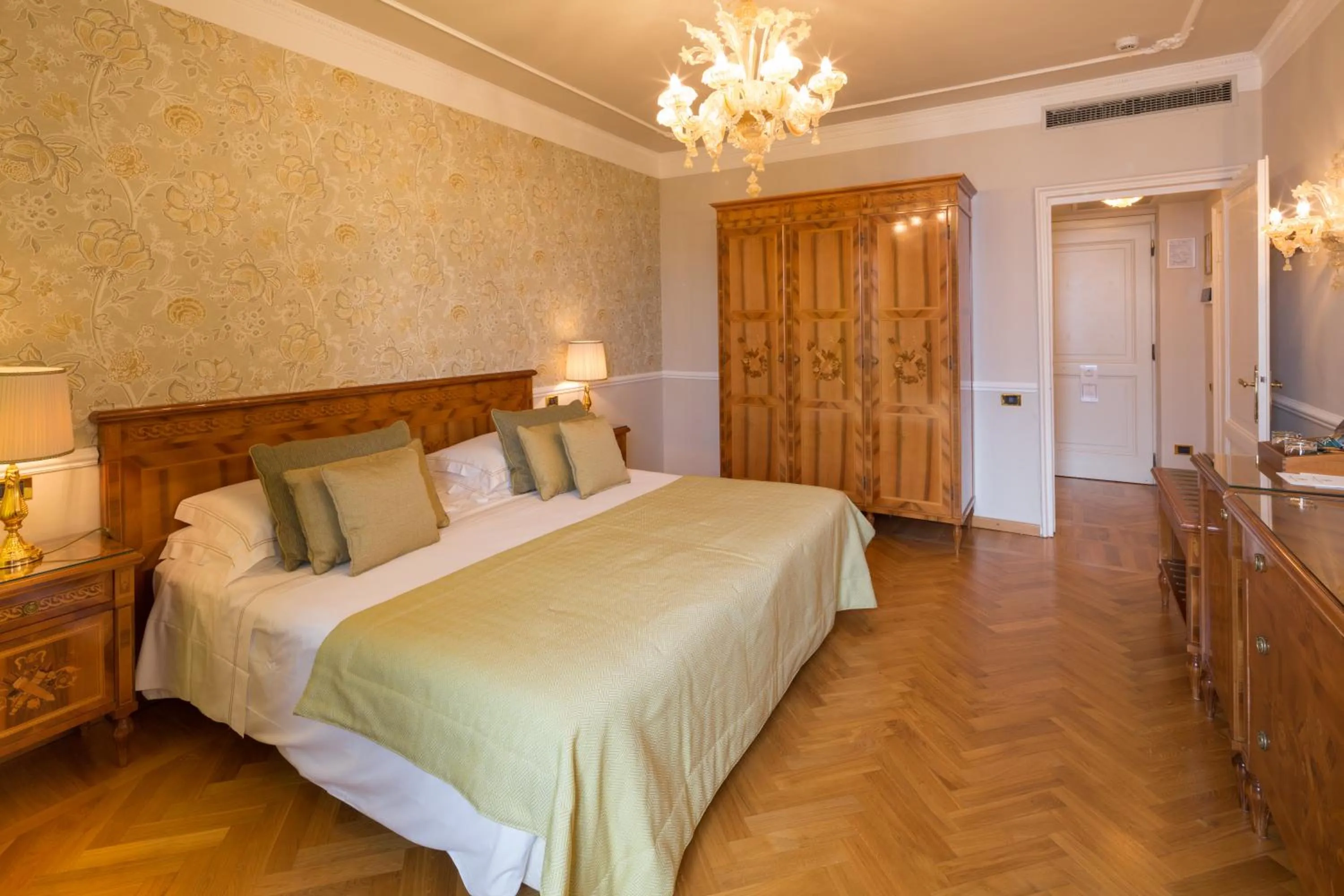 Photo of the whole room, Bed in Imperiale Palace Hotel