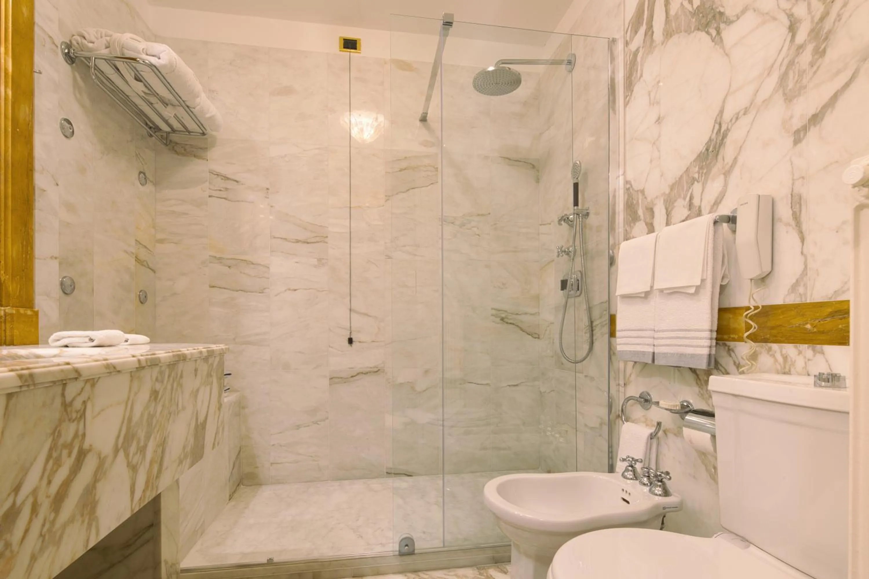 Bathroom in Imperiale Palace Hotel