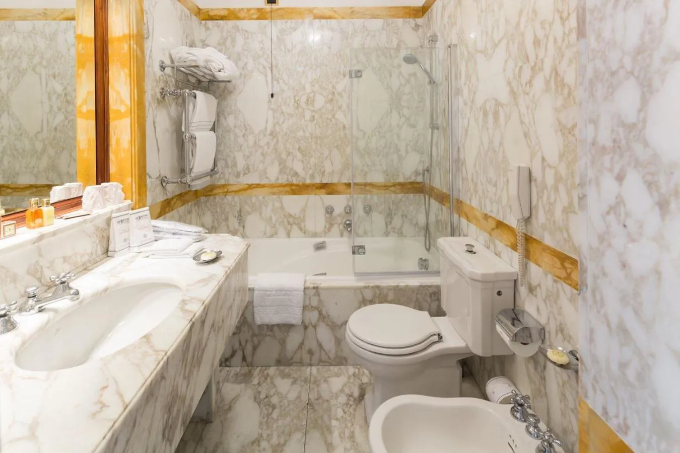 Bathroom in Imperiale Palace Hotel