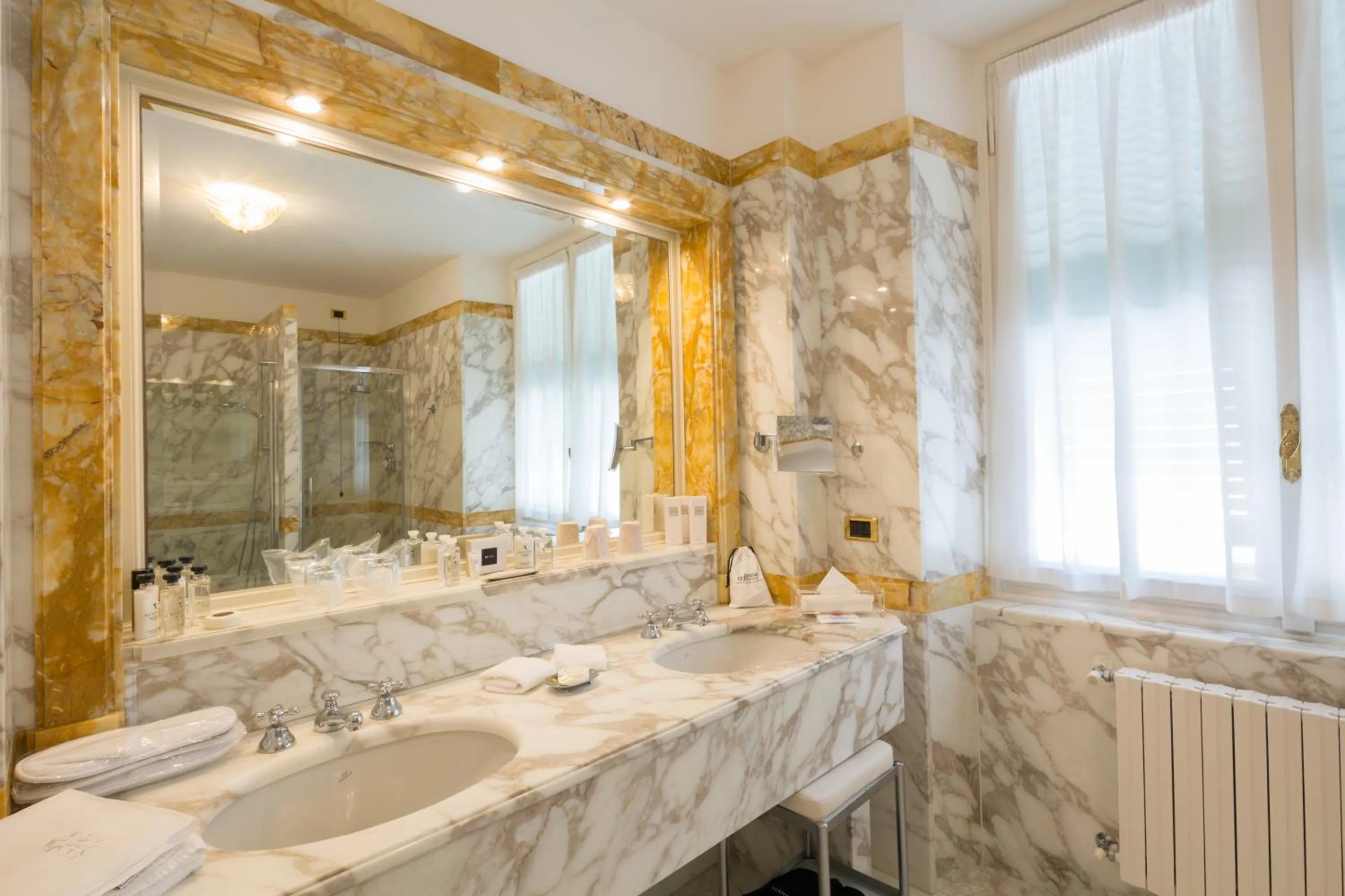 Bathroom in Imperiale Palace Hotel