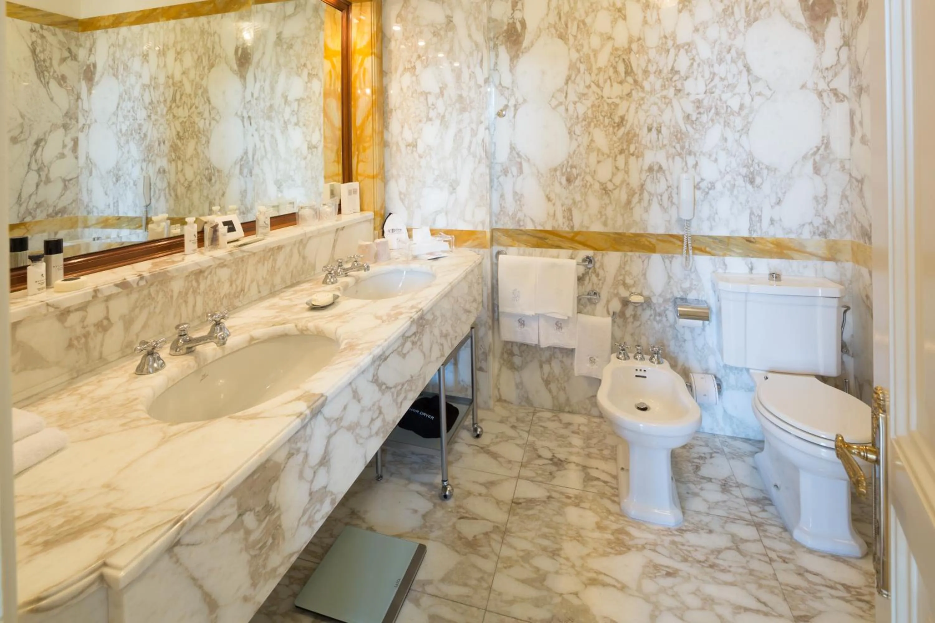 Bathroom in Imperiale Palace Hotel