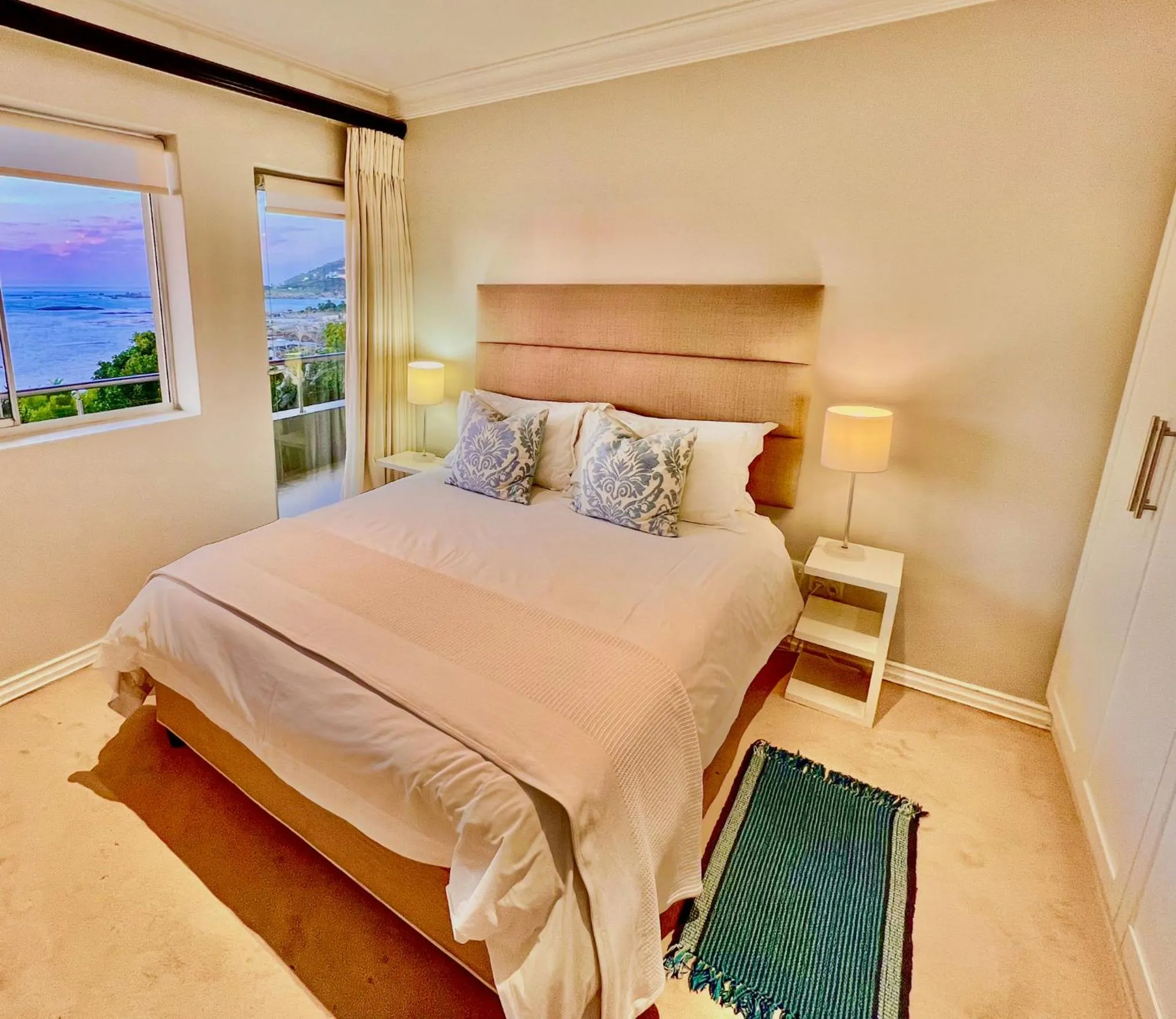 Bedroom, Bed in One On Houghton