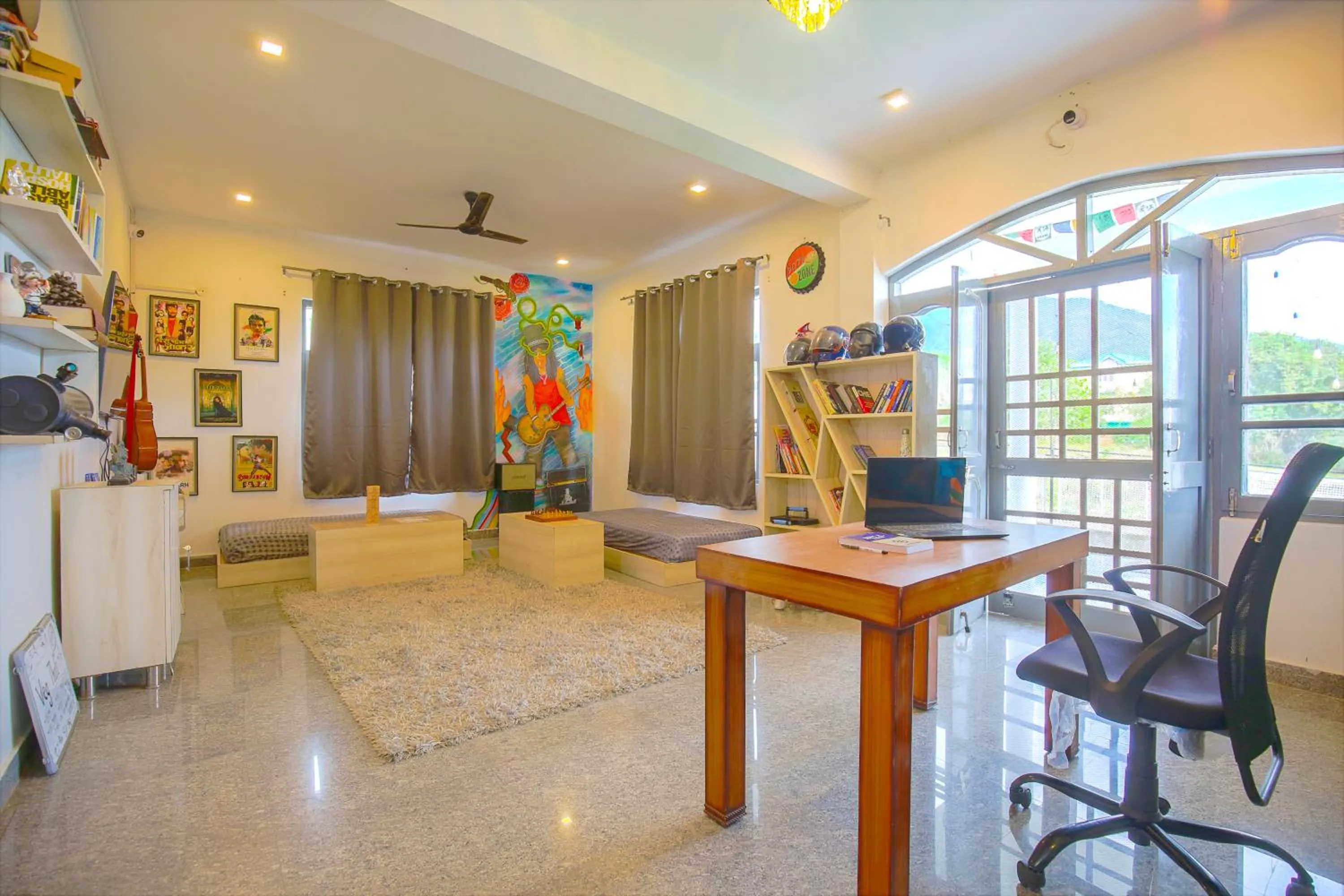 Communal lounge/ TV room in The Bunksters Bir