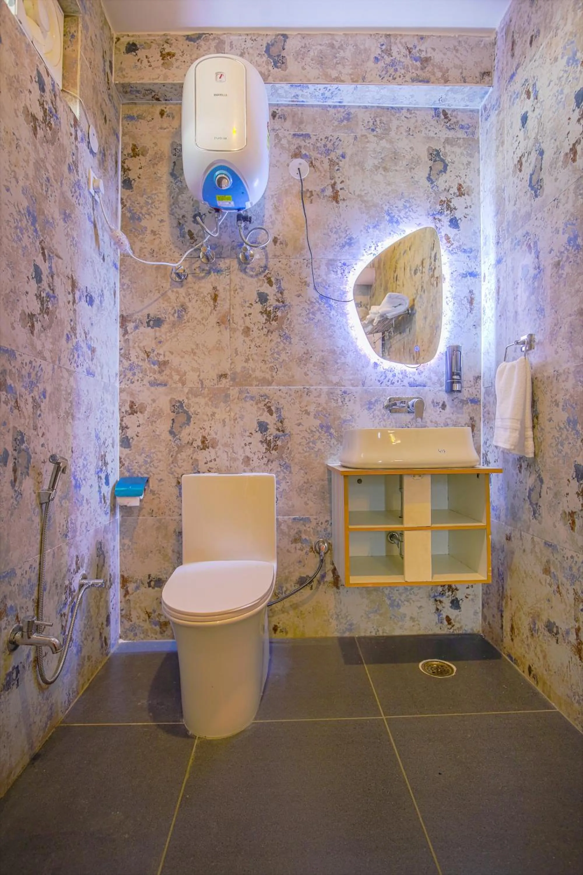 Shower in The Bunksters Bir