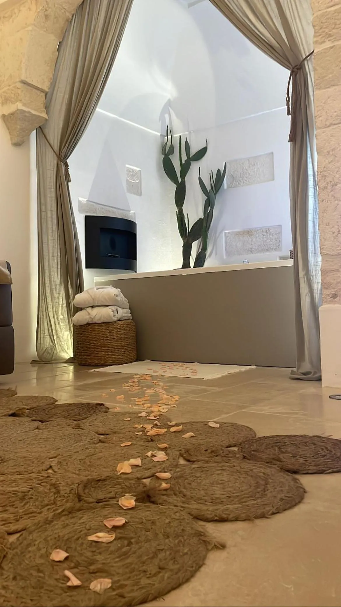 Hot Tub, Bed in BELLE HOME OSTUNI vasca vista mare