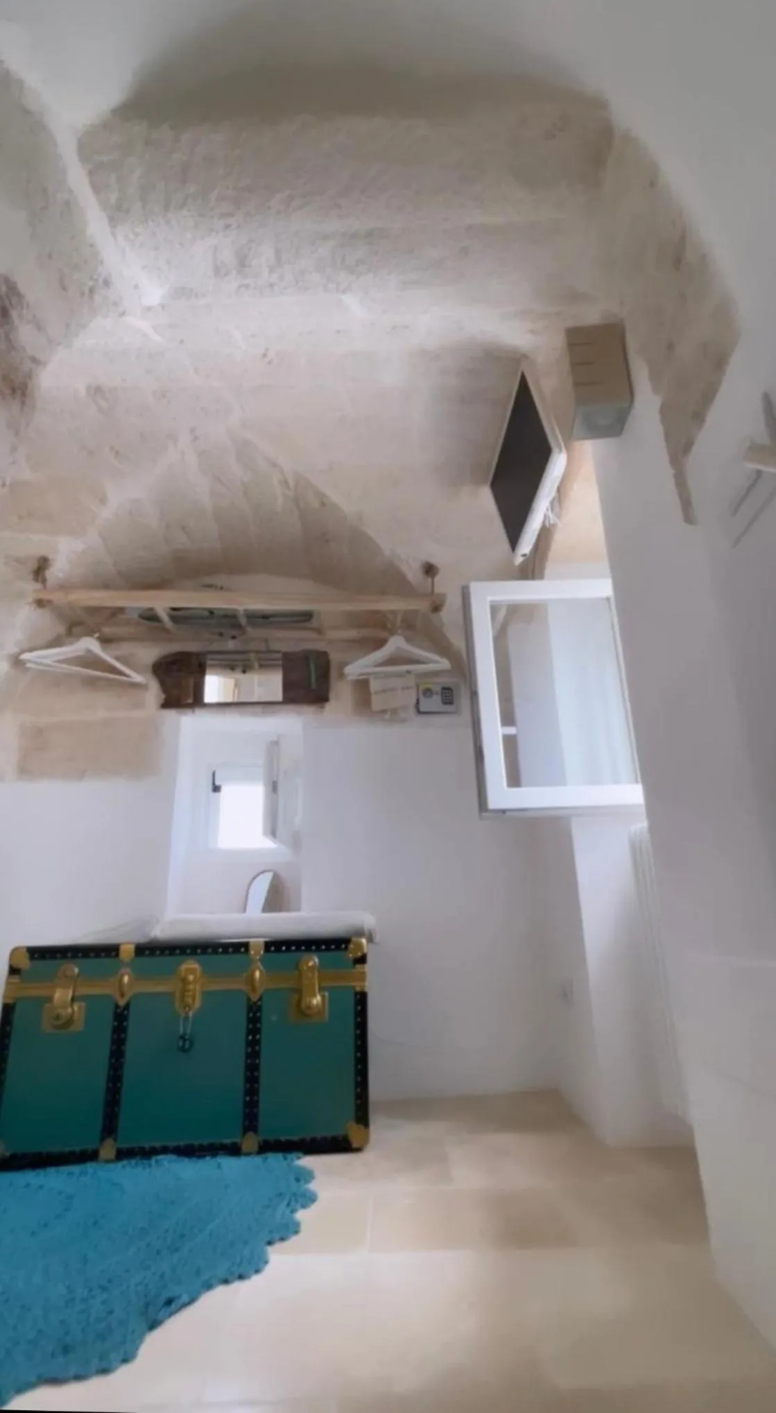 TV and multimedia in BELLE HOME OSTUNI vasca vista mare