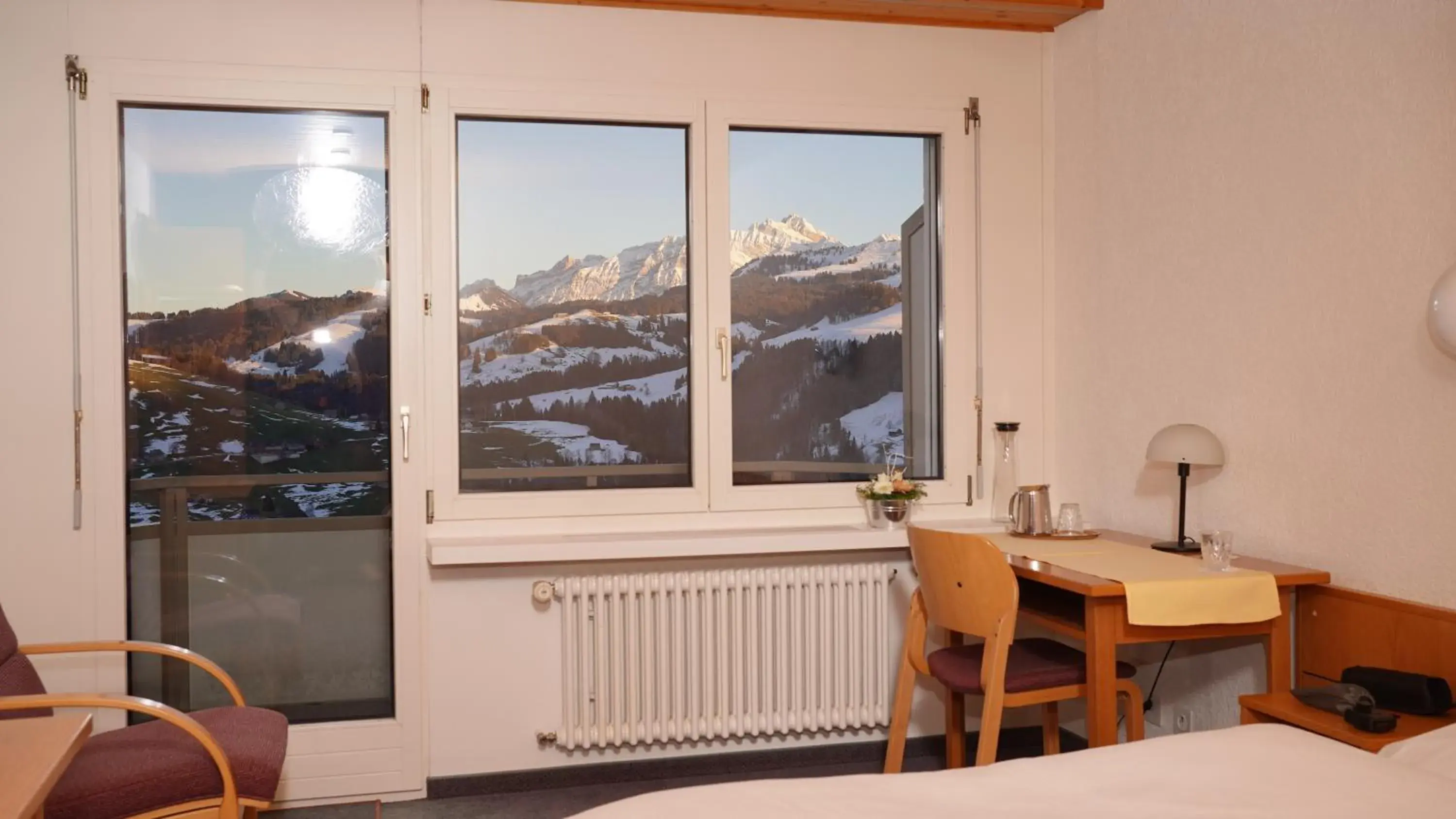 Single Room with Shower in Hotel Swiss Views Single Room with Shower in Hotel Swiss Views