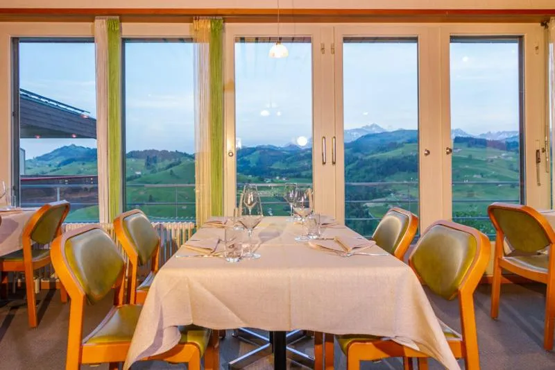 Restaurant/places to eat in Hotel Swiss Views