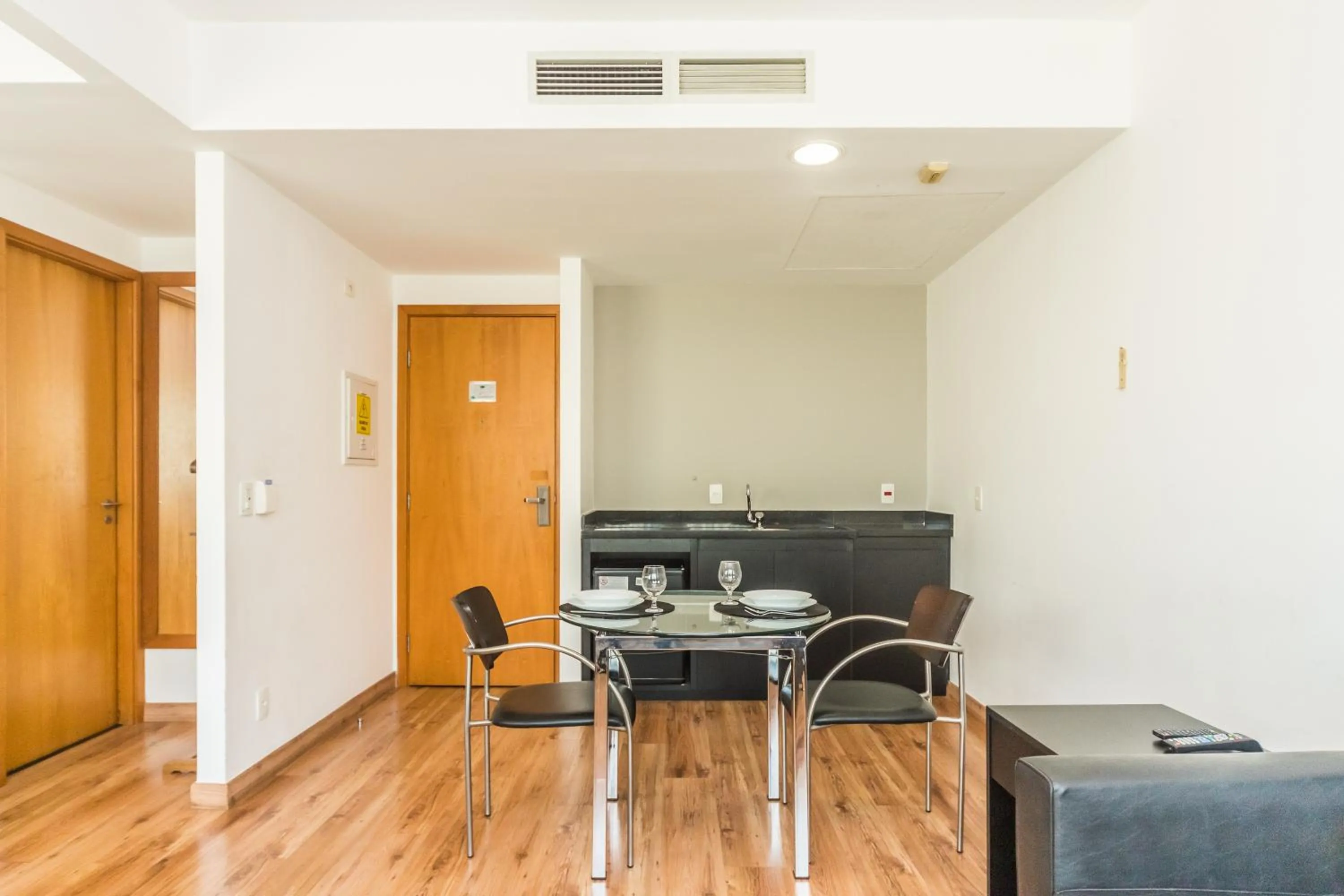 Kitchen or kitchenette in Paraíso Suítes by Charlie