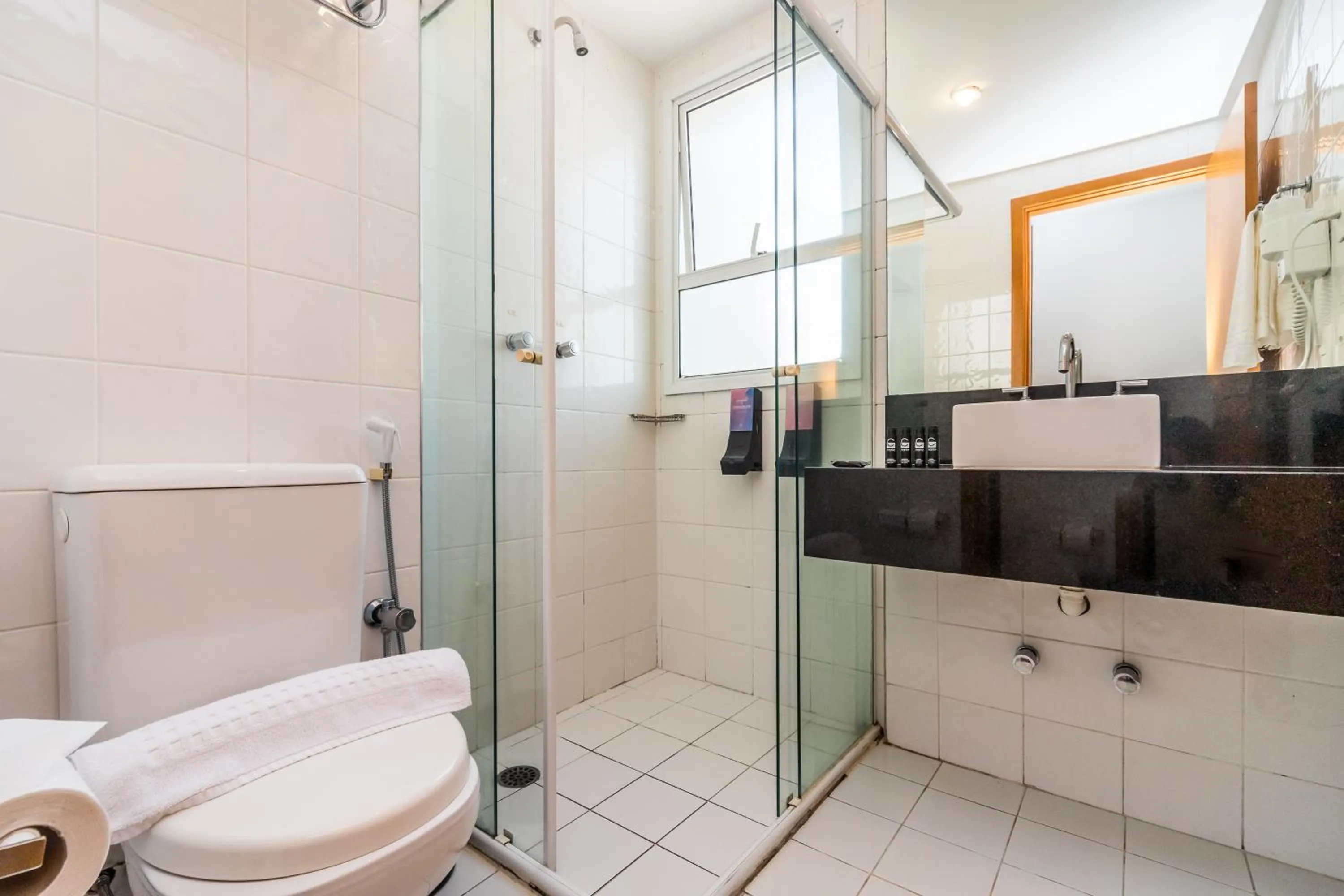 Shower in Paraíso Suítes by Charlie