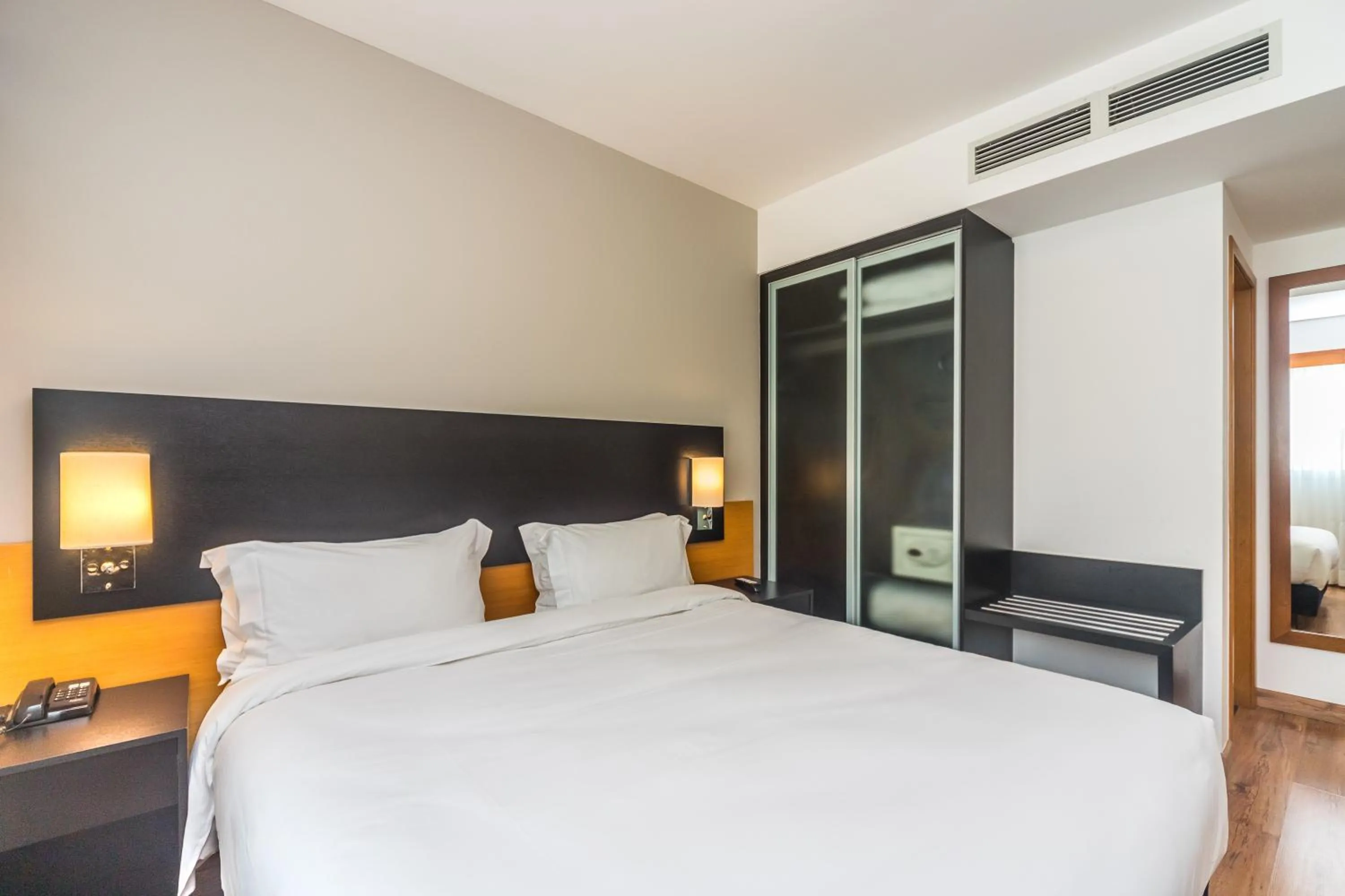 Bed in Paraíso Suítes by Charlie