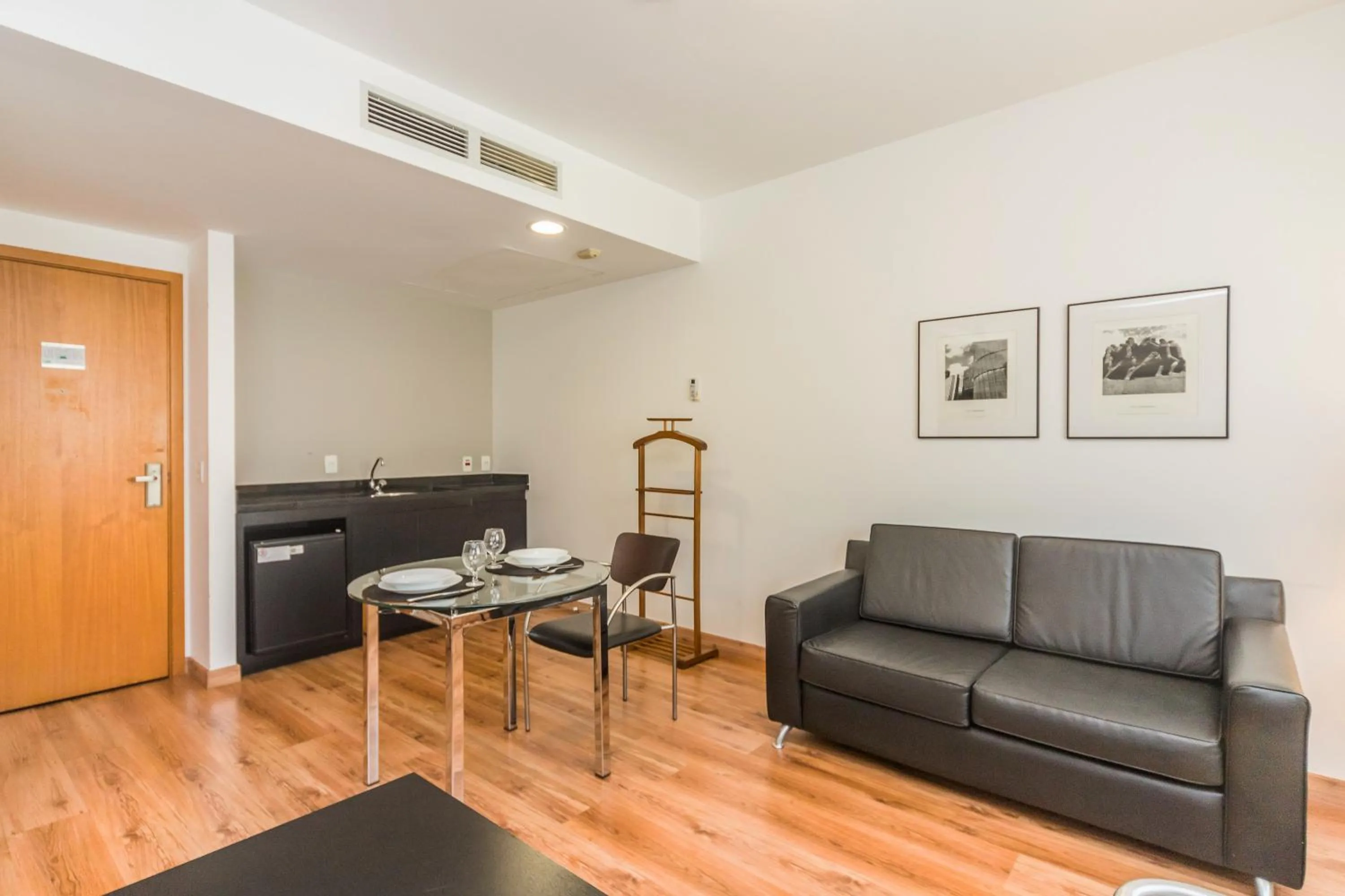 Day in Paraíso Suítes by Charlie