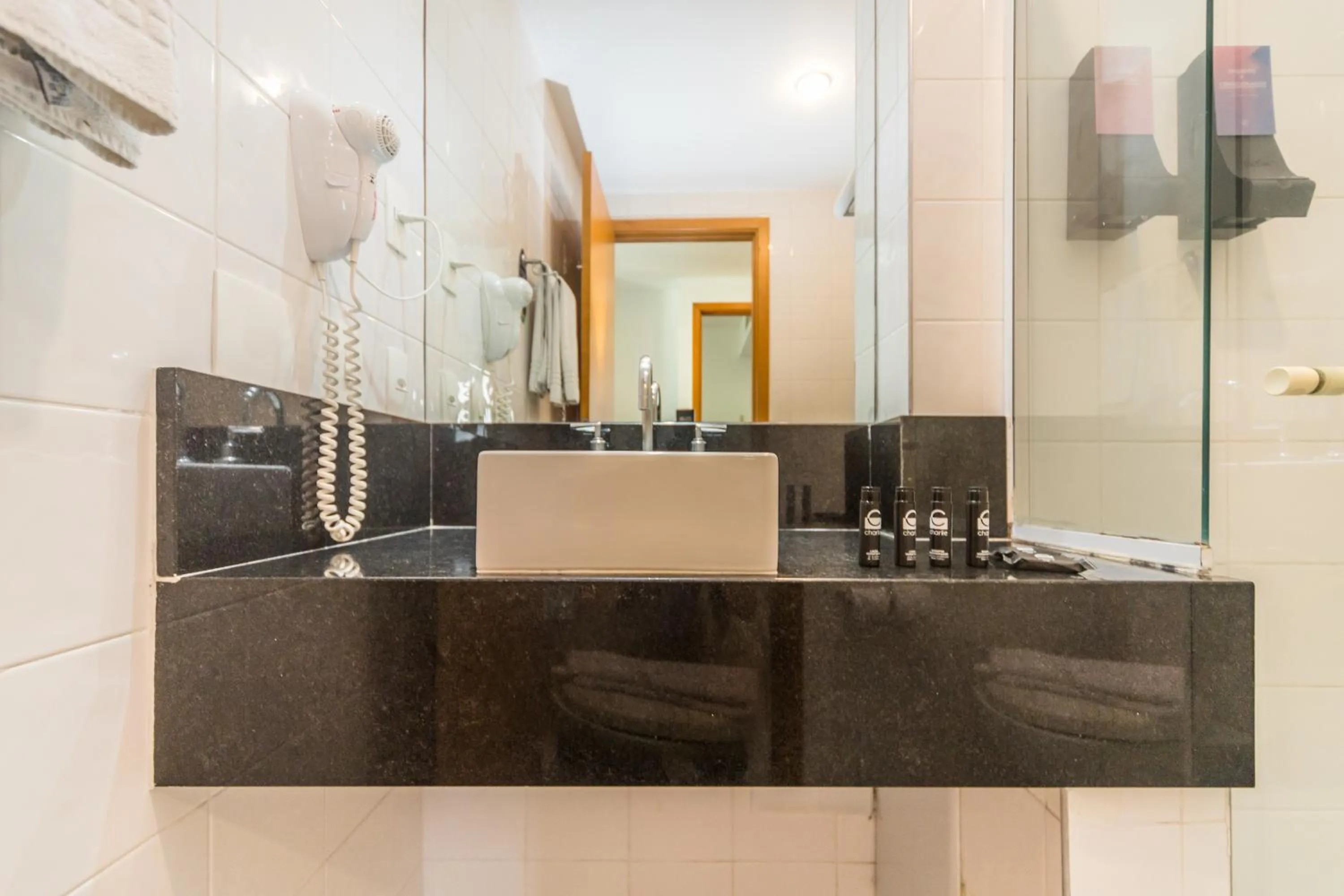 Shower in Paraíso Suítes by Charlie