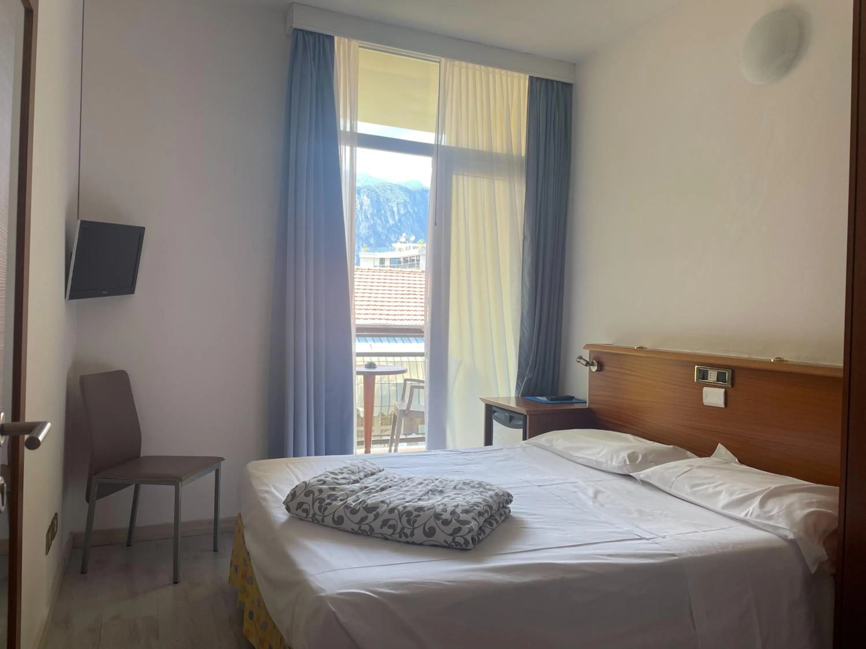 Balcony/Terrace, Bed in Hotel Gardesana