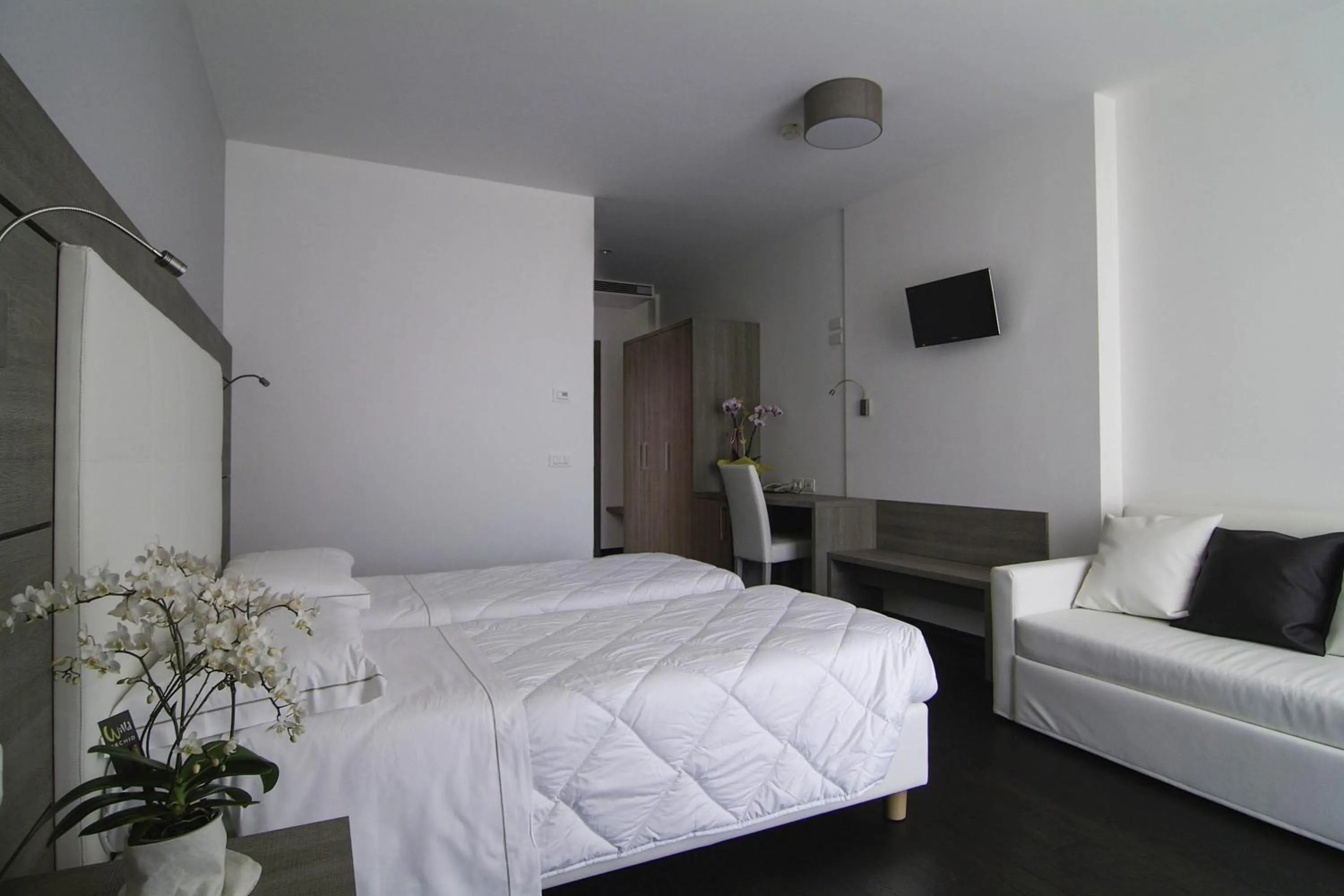 Photo of the whole room, Bed in Hotel Gardesana