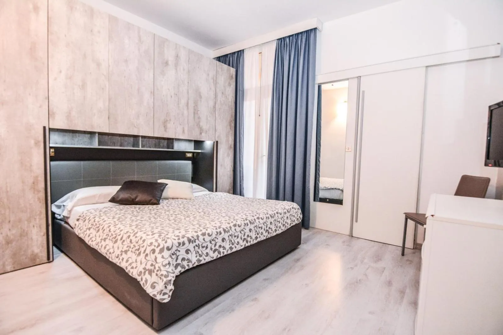 Photo of the whole room, Bed in Hotel Gardesana