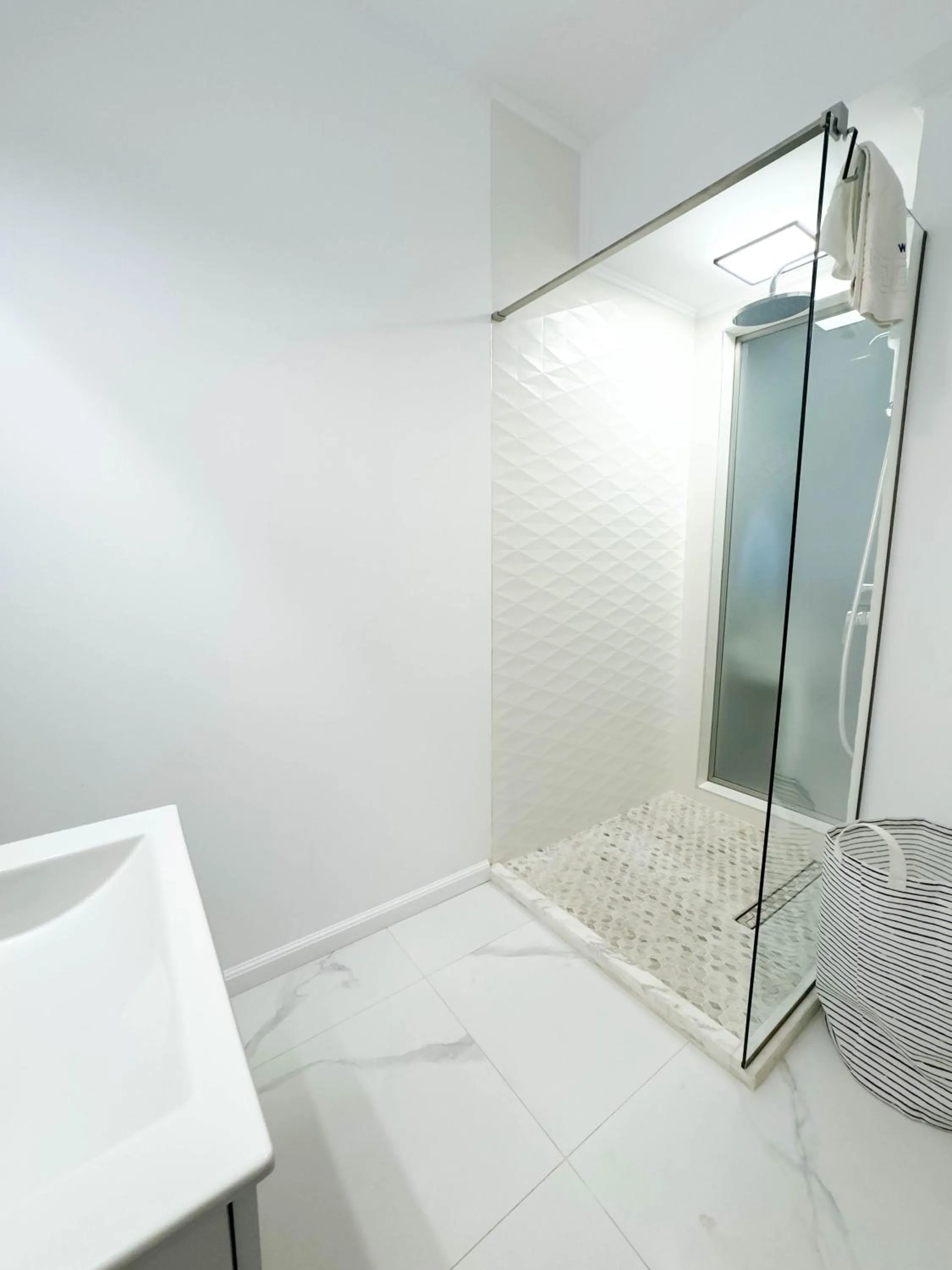 Shower in WAVE 4 Apartments Mamaia Nord