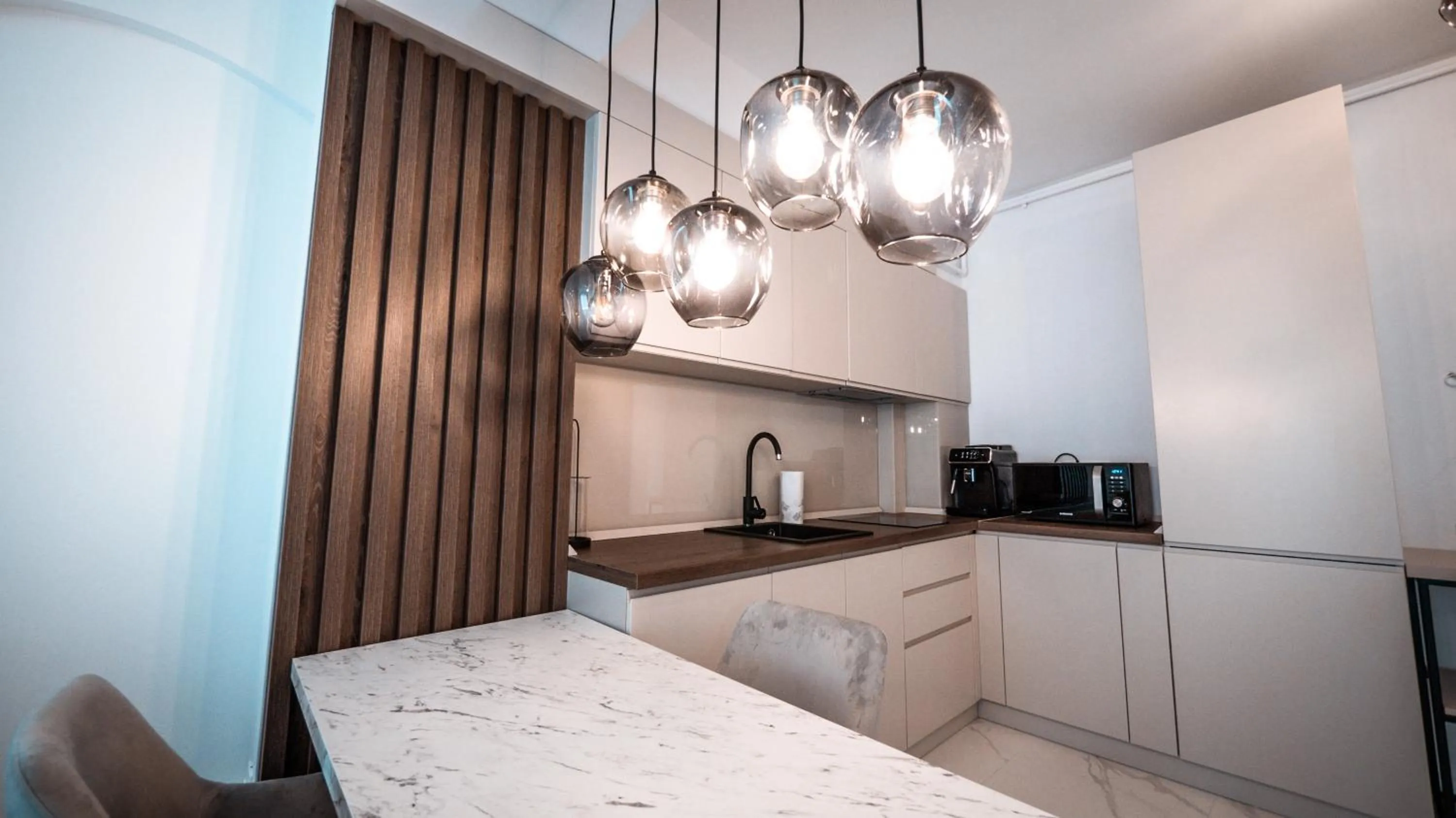 Kitchen or kitchenette in WAVE 4 Apartments Mamaia Nord